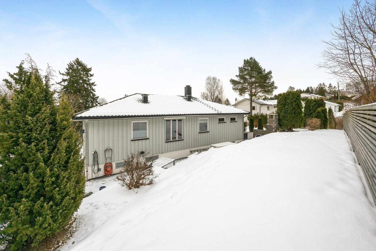 Hage på baksiden av huset. Galleribilde