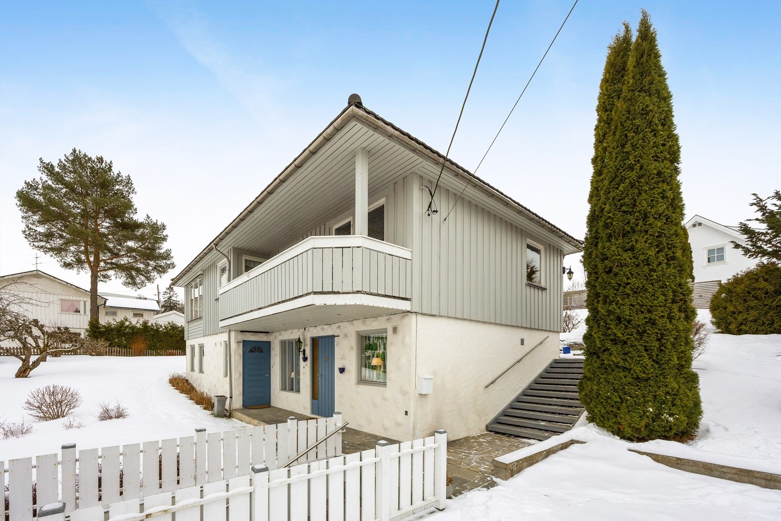 Boligen er registrert som hel tomannsbolig, og har derav mulighet for gode utleieinntekter fra godkjent hybel. Galleribilde