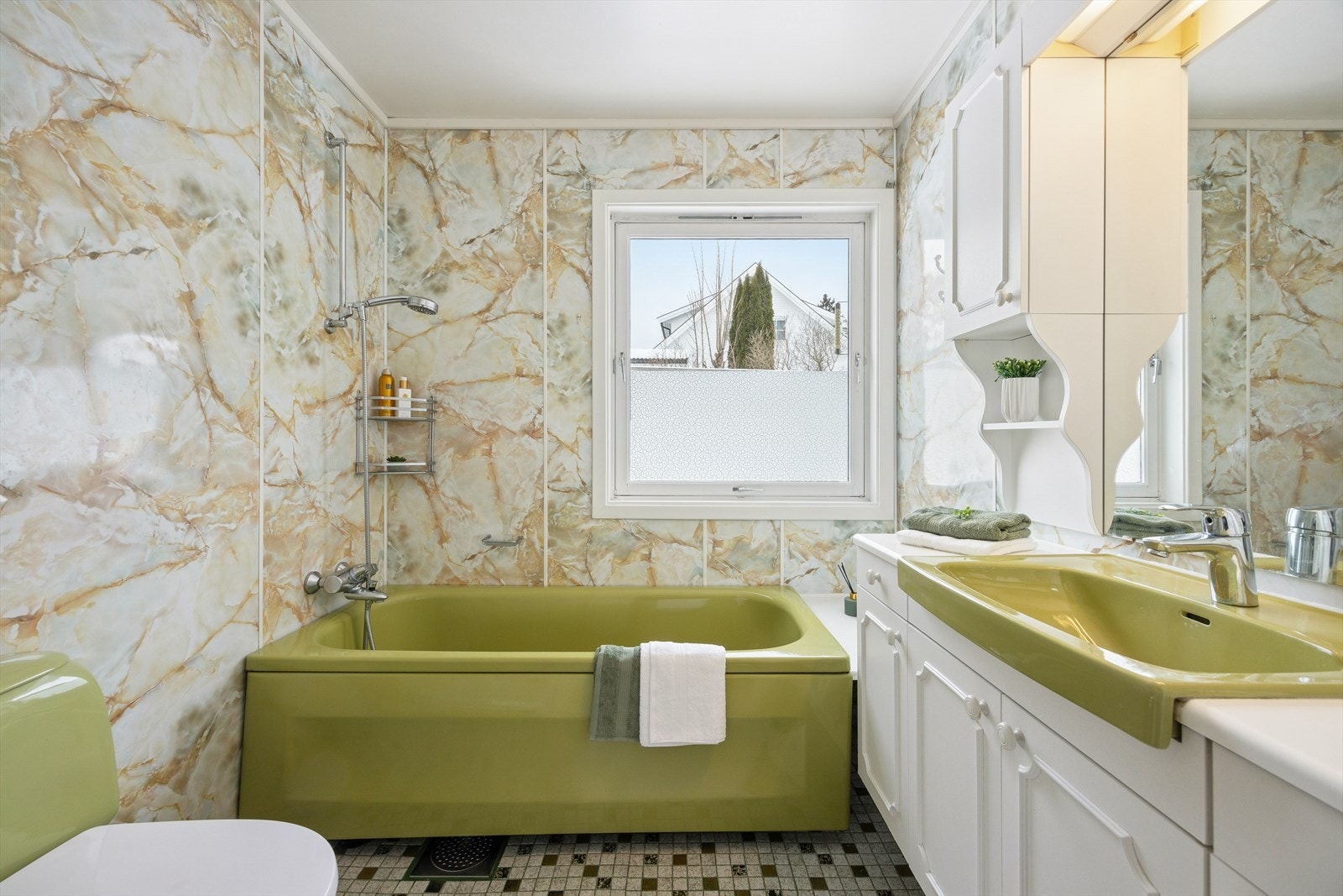 I boligens hoveddel finnes det i tilknytning til hovedsoverommet et romslig, eldre bad. Badet er innredet med frittstående toalett, servant med underskap og badekar. Galleribilde