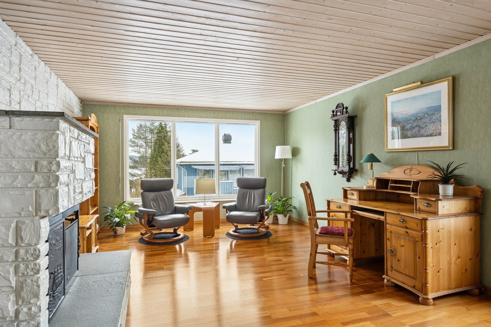 Stuen og spisestuen har mange, store vinduer som slipper inn godt med dagslys og sikrer det flotte utsynet mot hagen. Galleribilde