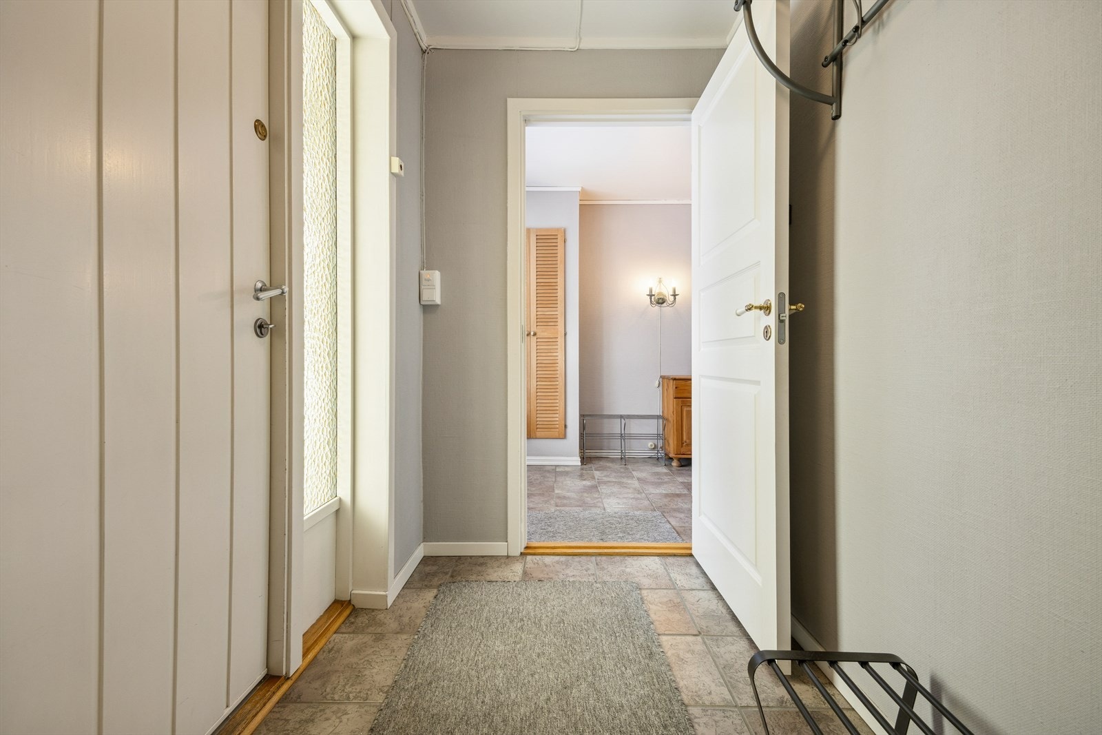Vel innenfor inngangsdøren møtes man av en romslig gang med fliser på gulv. Velkommen inn! Galleribilde