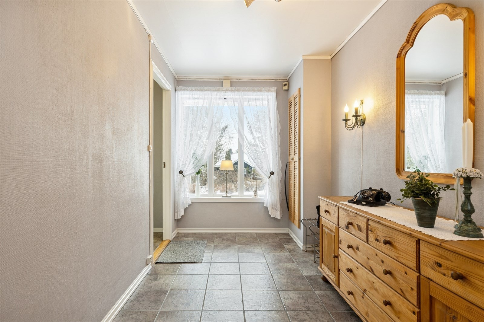 i trappegangen er det god plass til å henge og sette fra seg sko- og yttertøy i garderobeskap. Galleribilde