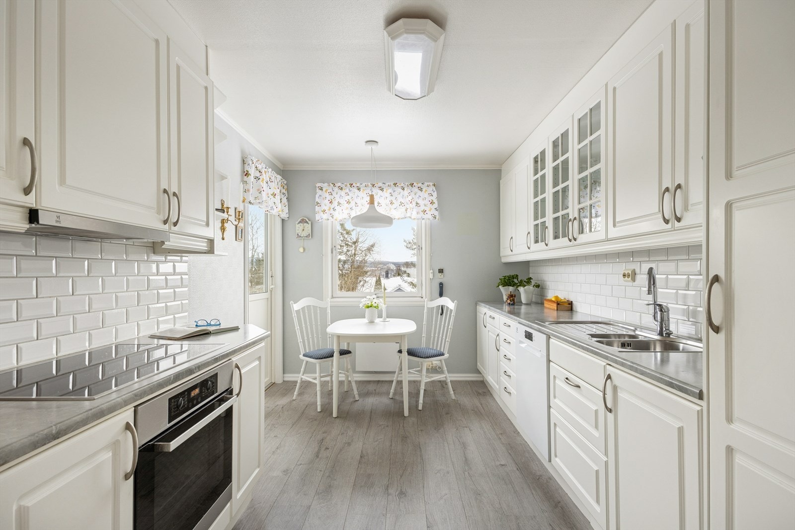 Det hyggelige, separate kjøkkenet i boligen byr på en klassisk kjøkkeninnredning med rikelig benk- og skapplass og en gjennomtenkt plassering av for den som er glad i å lage mat. Galleribilde