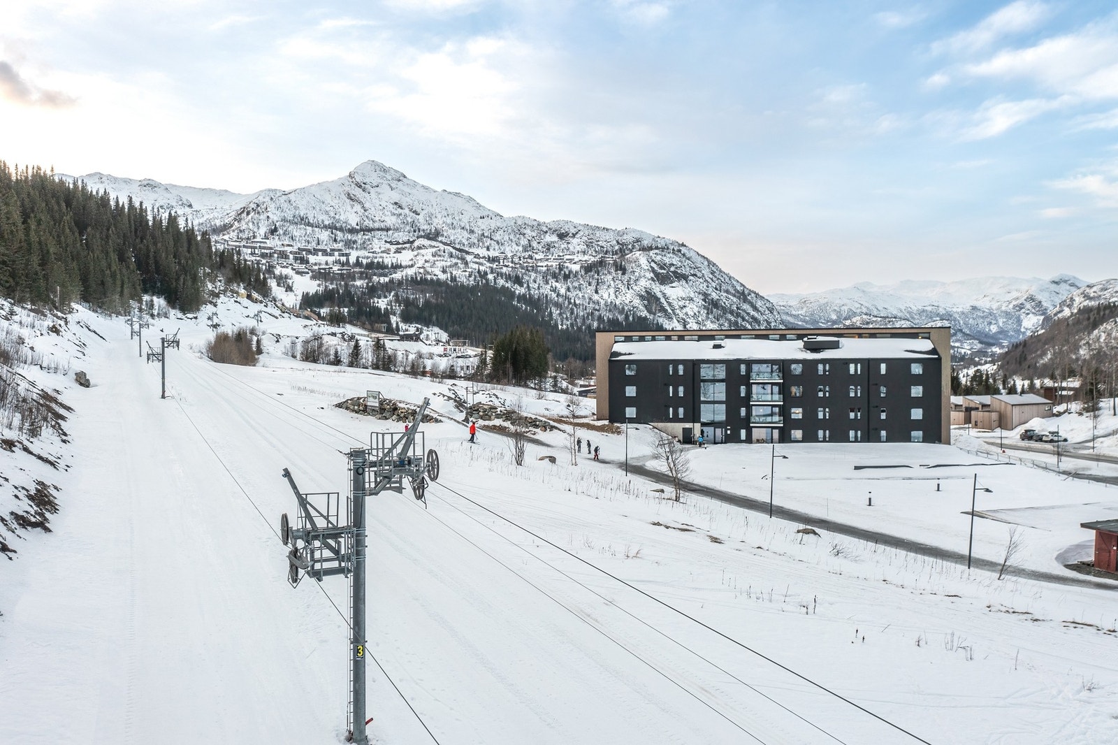 Vinteren er her og fra leiligheten er det ski inn/ut til "Skandinavias Alper"! Galleribilde