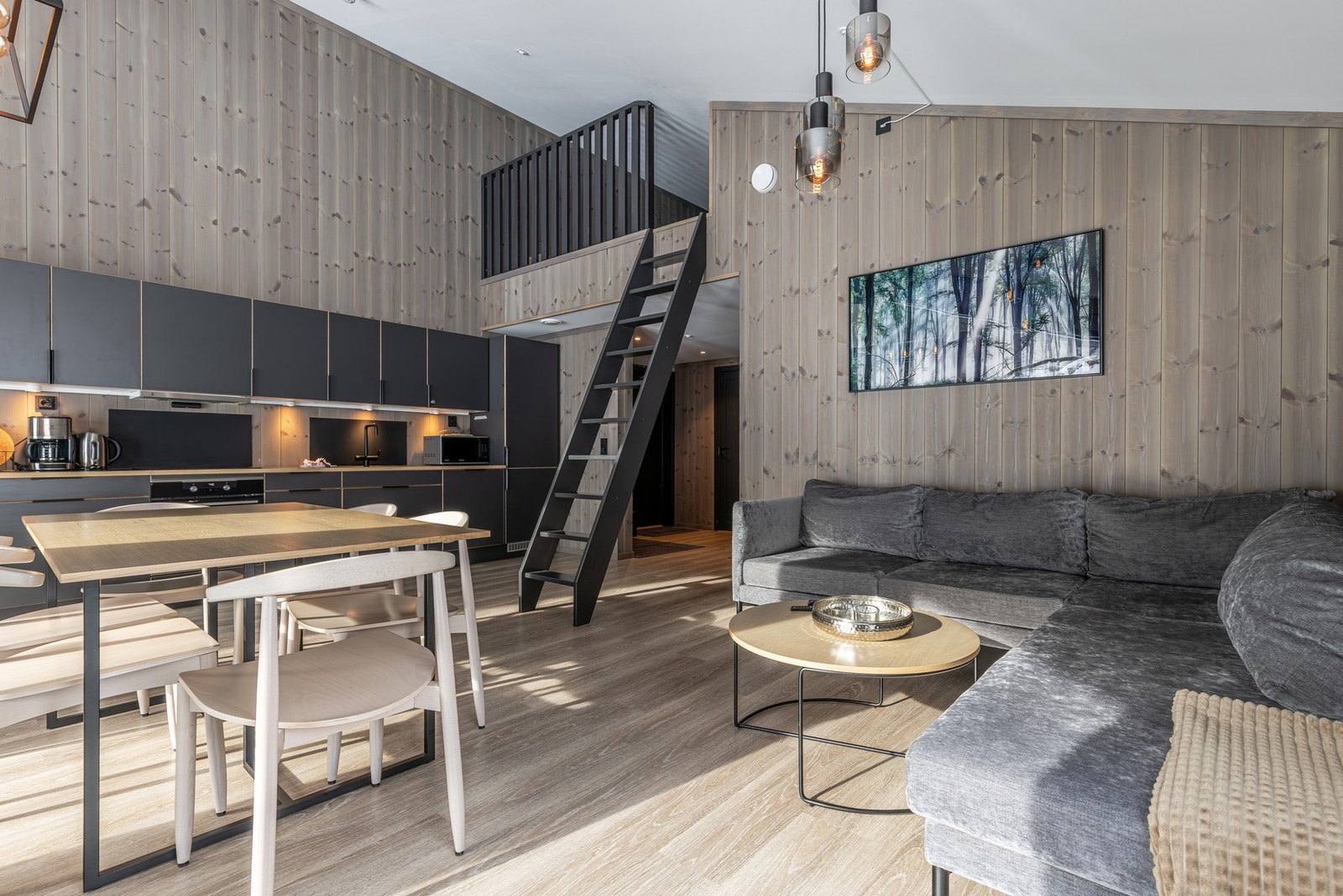 Åpen løsning for stue, spisestue og kjøkken gir et sosialt og hyggelig allrom. Galleribilde