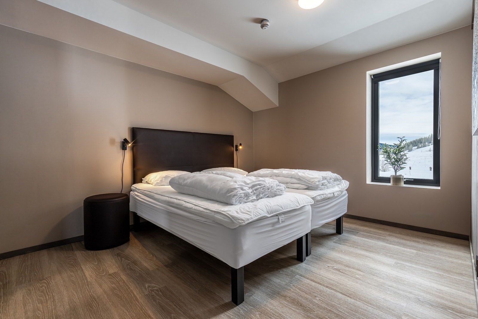 Leiligheten har to soverom med plass til dobbeltsenger. Galleribilde