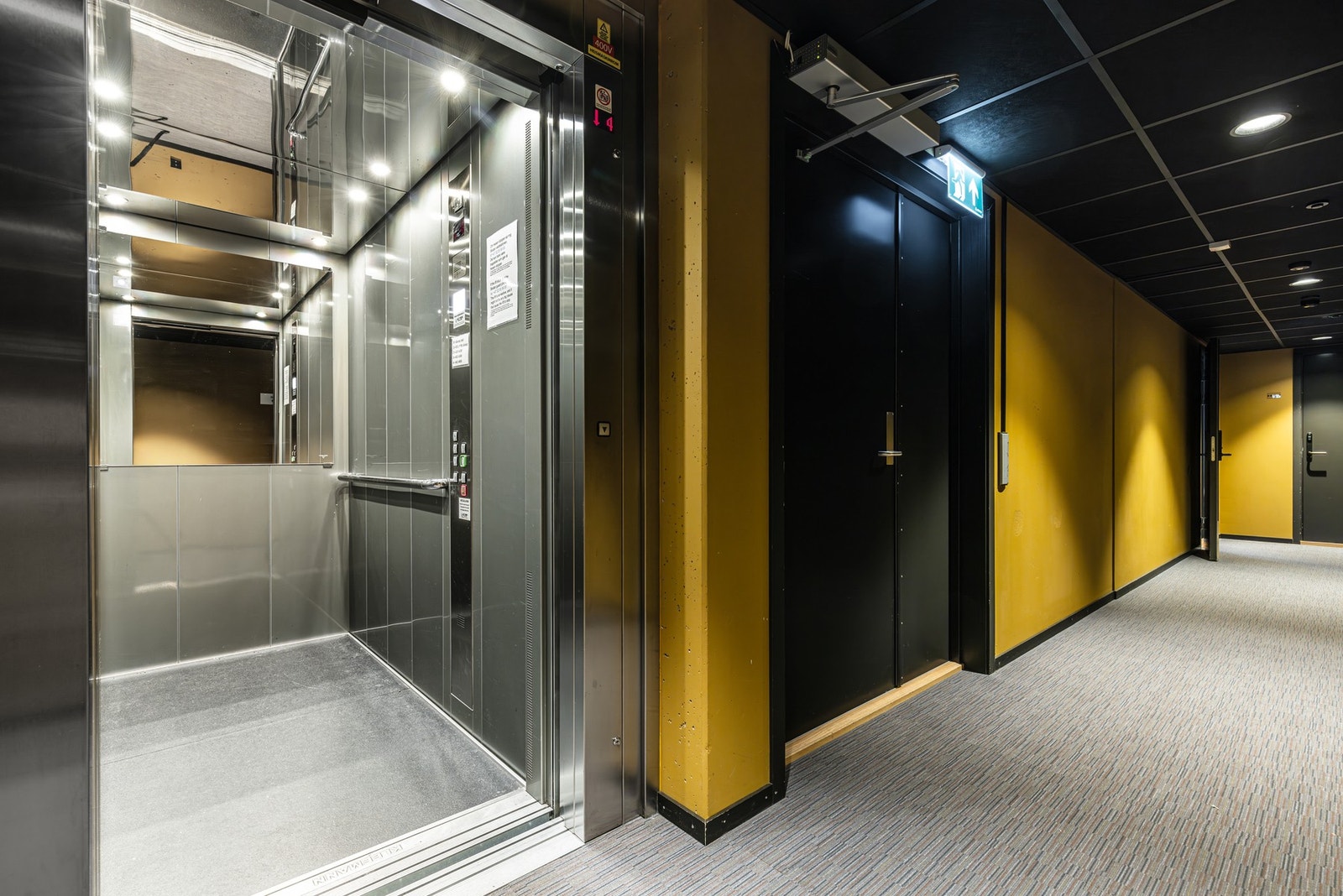 Det er heis fra parkeringskjeller opp til etasjeplan. Galleribilde