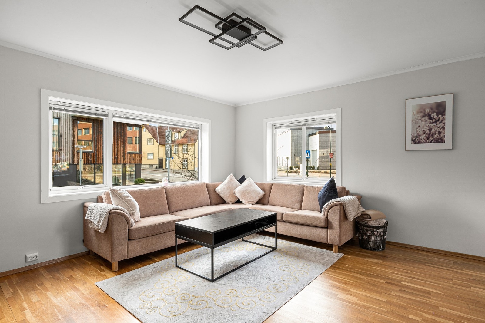 Leiligheten ligger i 1.etasje av en horisontaldelt tomannsbolig hvor av hele bygget gikk gjennom en oppfattende oppussing og seksjonering i 2006/2007. Galleribilde