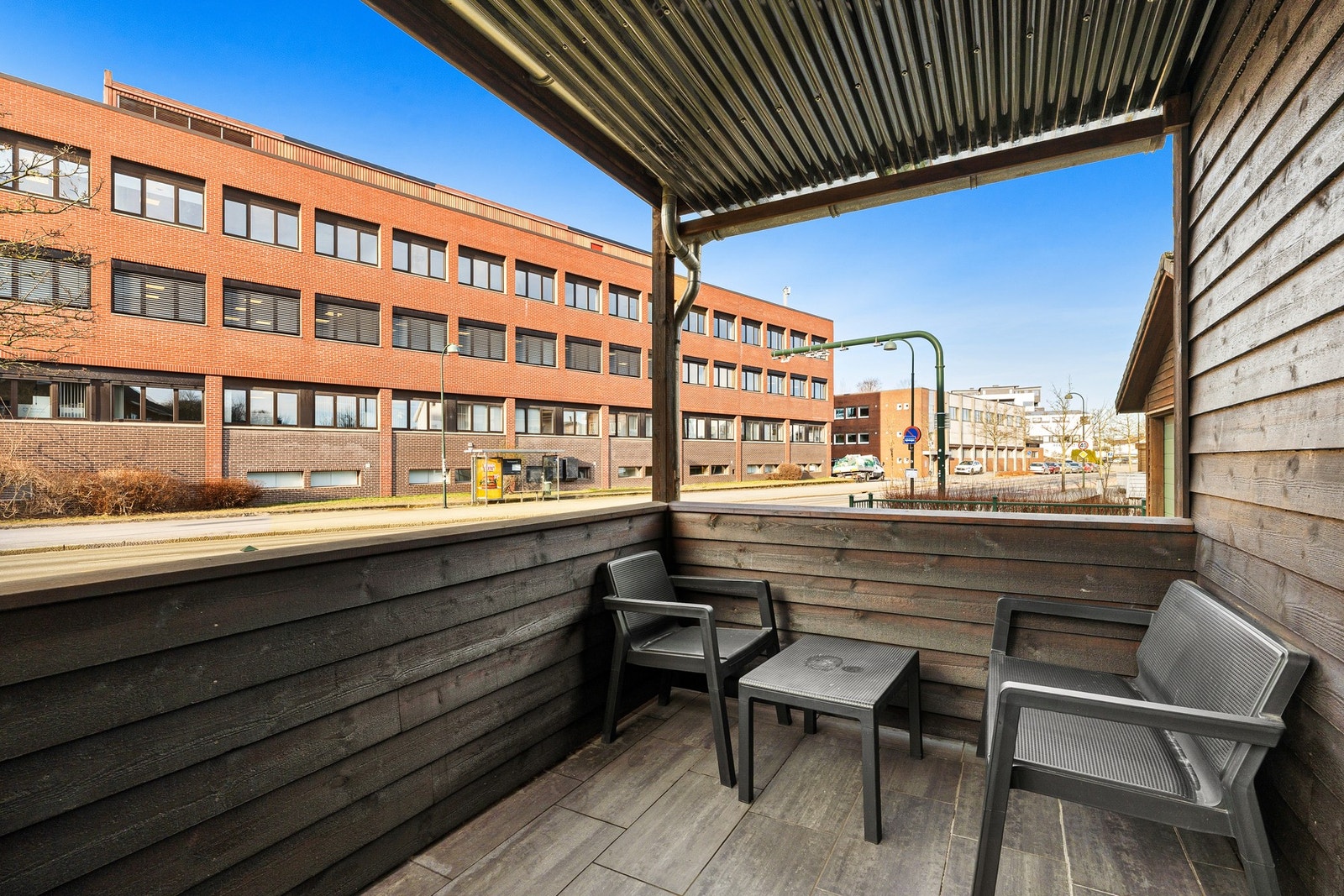 Leiligheten har en sørvendt uteplass og tilhørende stor felles hage med svært gode solforhold gjennom store deler av dagen. Galleribilde