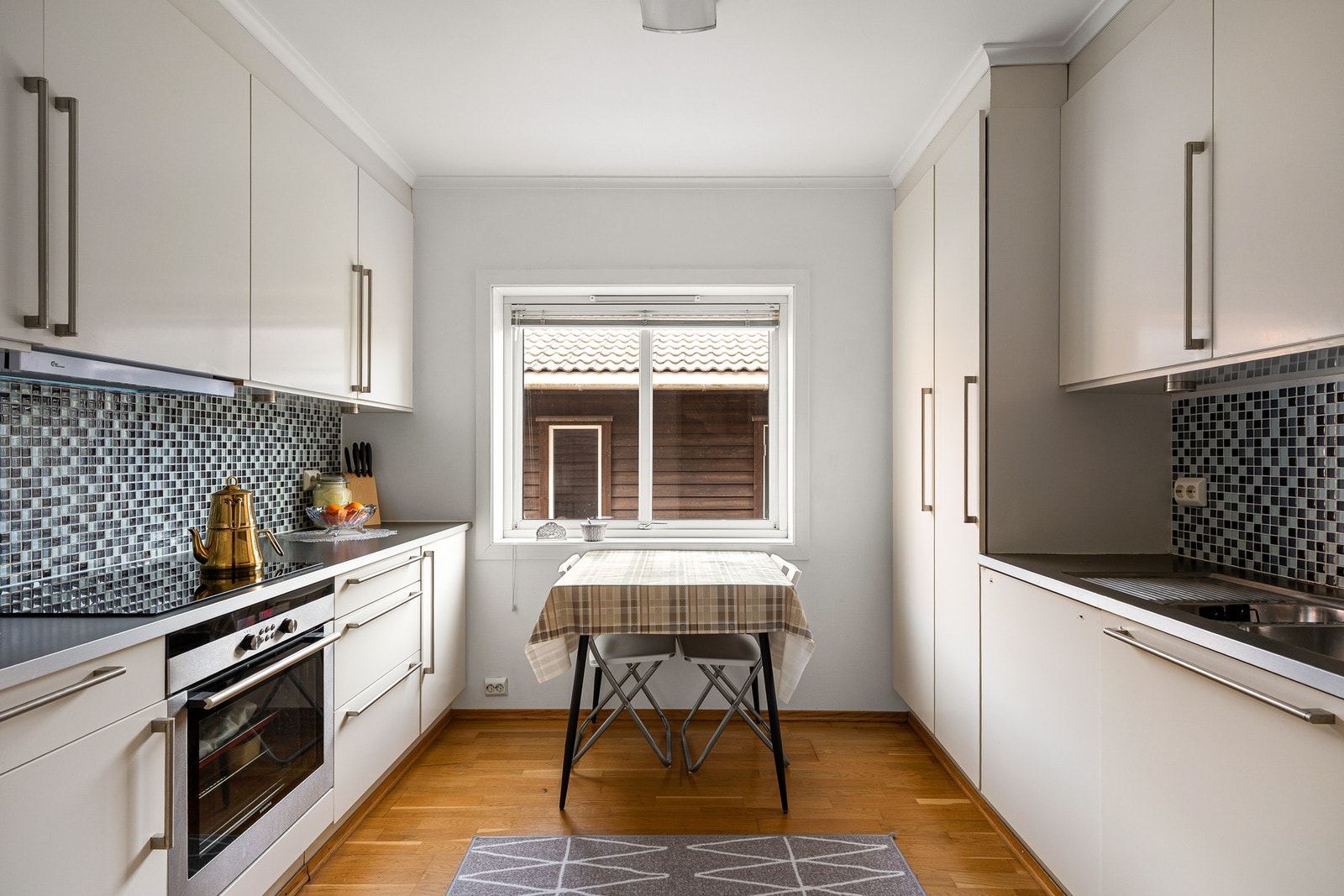 Pent og tidløst kjøkken med rikelig av skap - og benkeplass. Her er det også mulighet for en mindre spisegruppe. Galleribilde