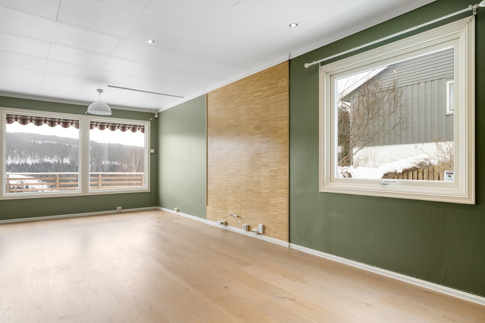 Store vindusflater slipper inn rikelig med naturlig lys. Galleribilde