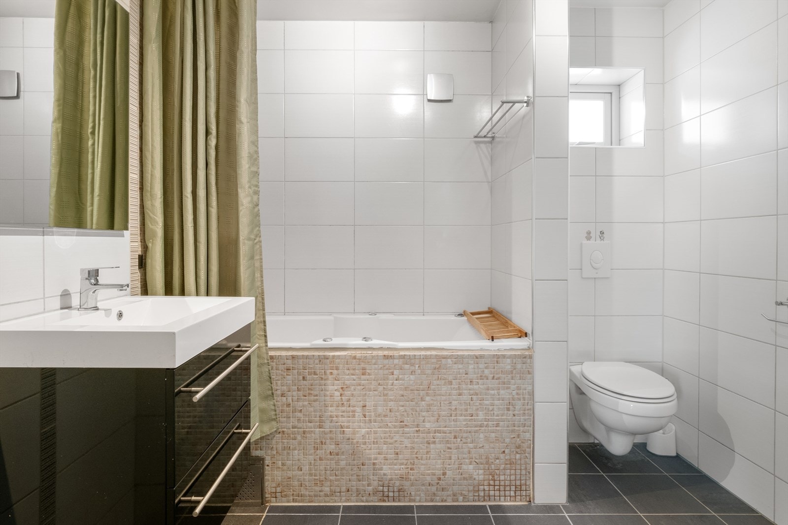 Baderommet fremstår lyst og pent, og er fra år 2012. Galleribilde