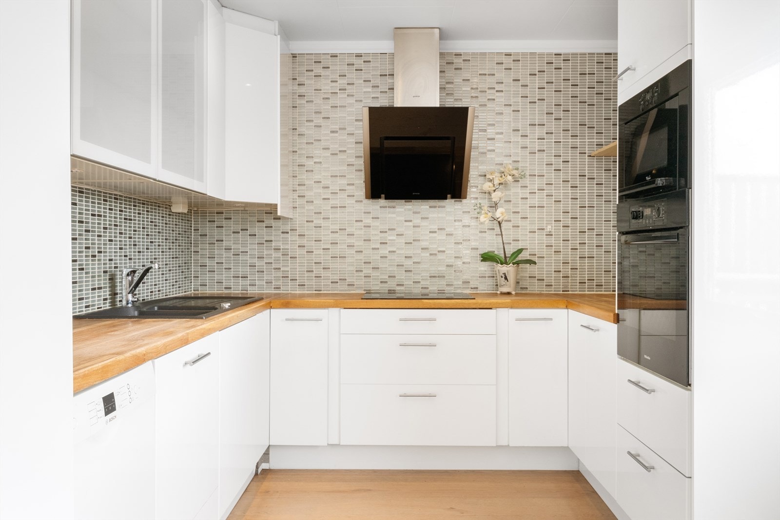 Innredningen er praktisk utformet med godt med skap- og benkeplass, og veggflatene over benk er flislagt. Galleribilde