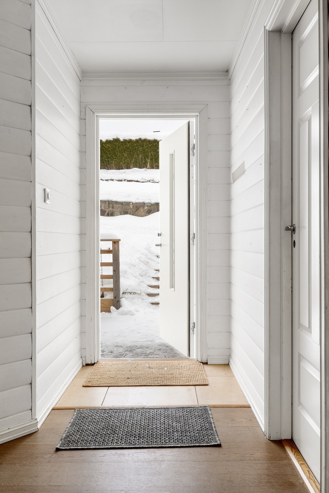 Velkommen inn til en lys og praktisk entré med plass til sko og yttertøy. Galleribilde