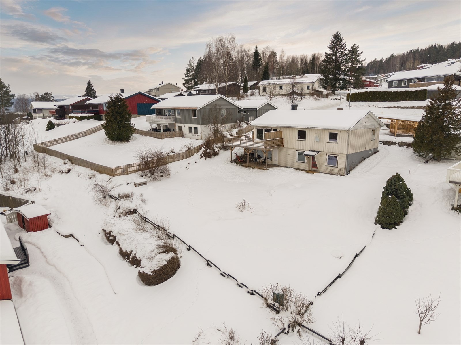 Det er kort avstand til Fossmarka og Moskogen med turområder, og til Mjøsa med båthavner og badeplasser. Galleribilde