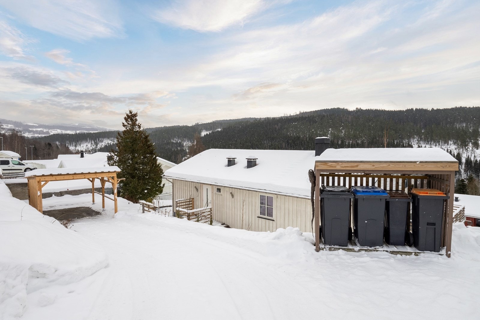 Parkering i carport på gårdsplass utenfor 1. etasje. Galleribilde
