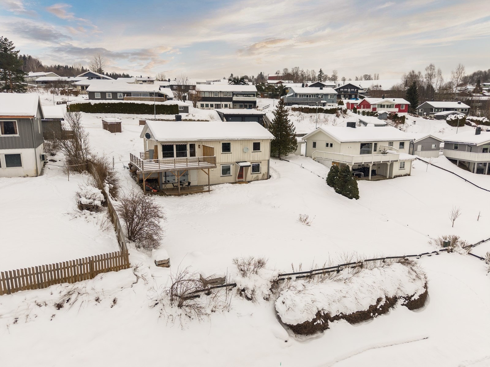 En innholdsrik enebolig med hybel-leilighet i underetasjen. Galleribilde