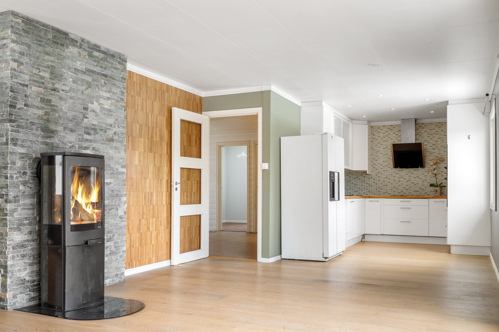 Kjøkkenet ligger i åpen løsning mot stuen. Galleribilde