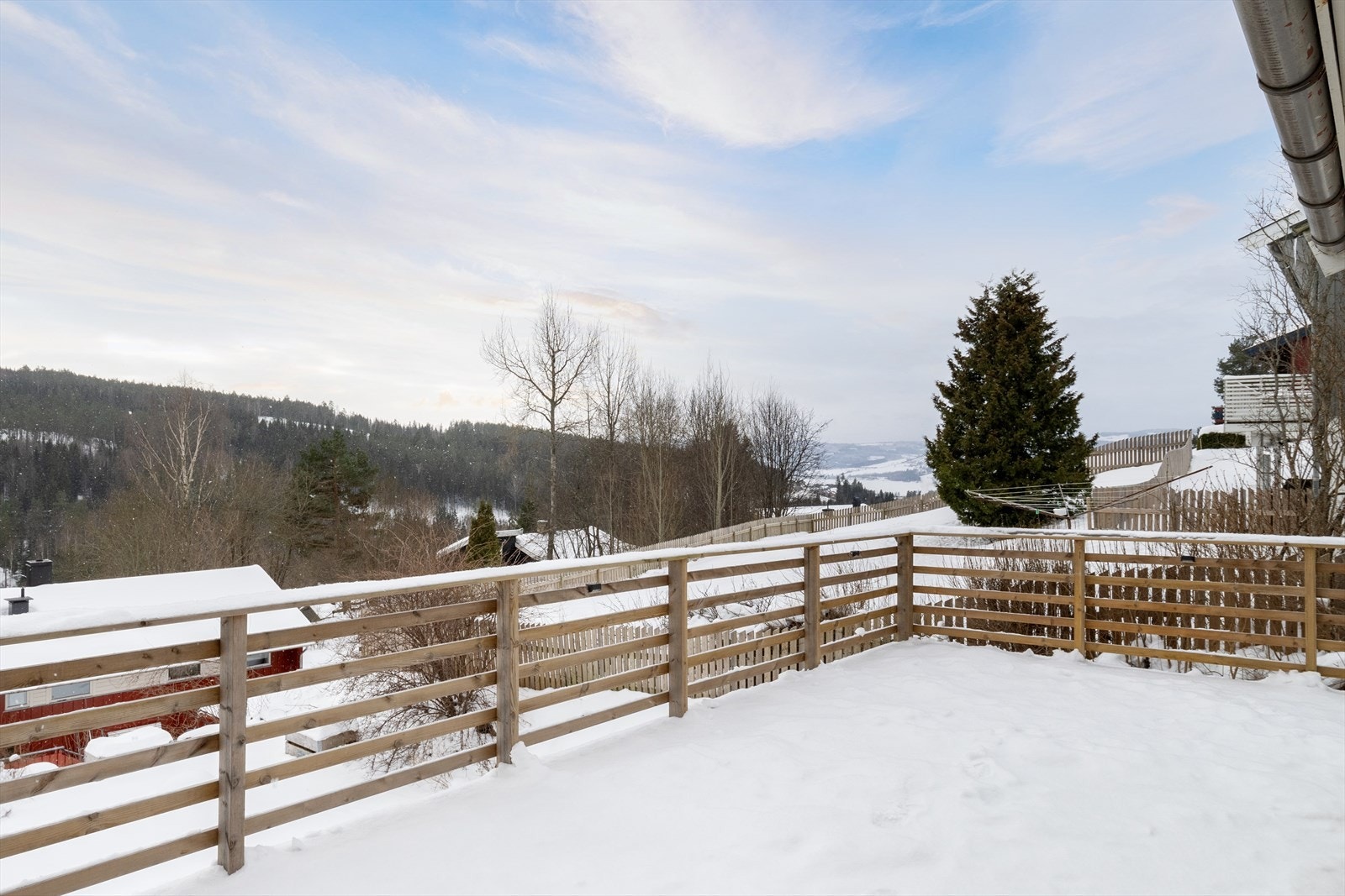 Her kan du nyte solrike dager og en flott utsikt. Galleribilde