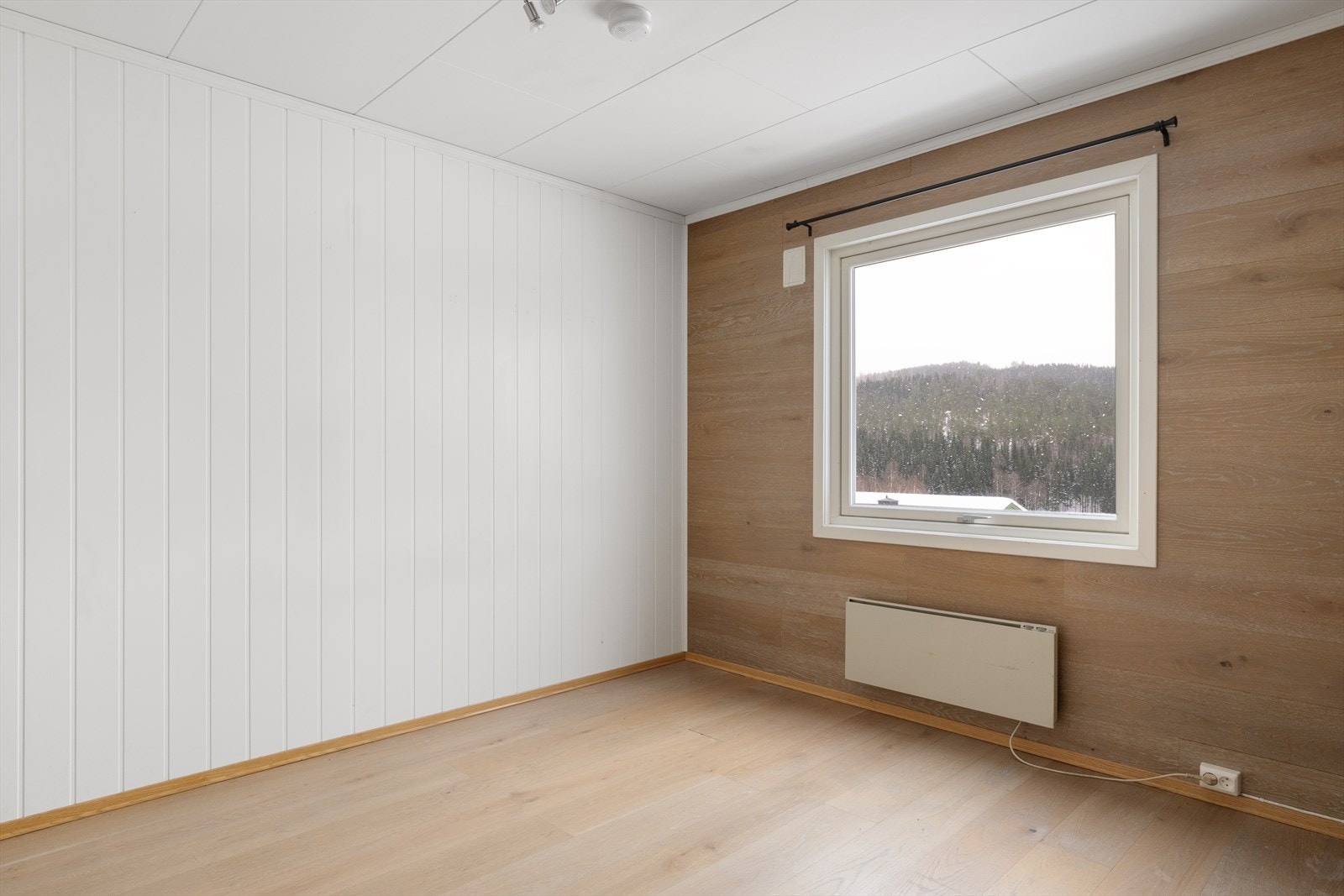 Her er det god plass til seng, nattbord og garderobeløsning. Galleribilde