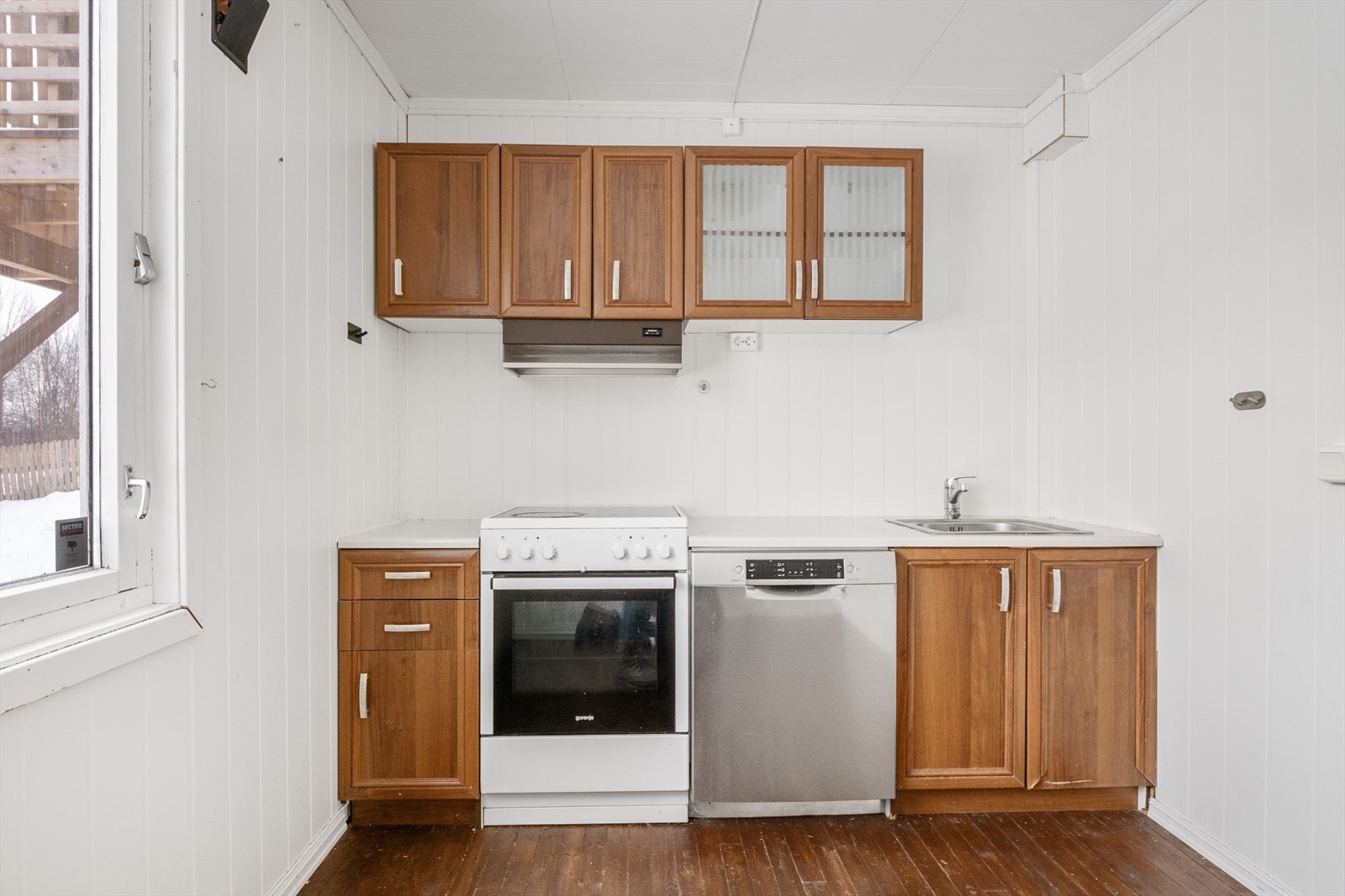 Over kokesonen er det en kjøkkenventilator med avtrekk ført ut. Galleribilde