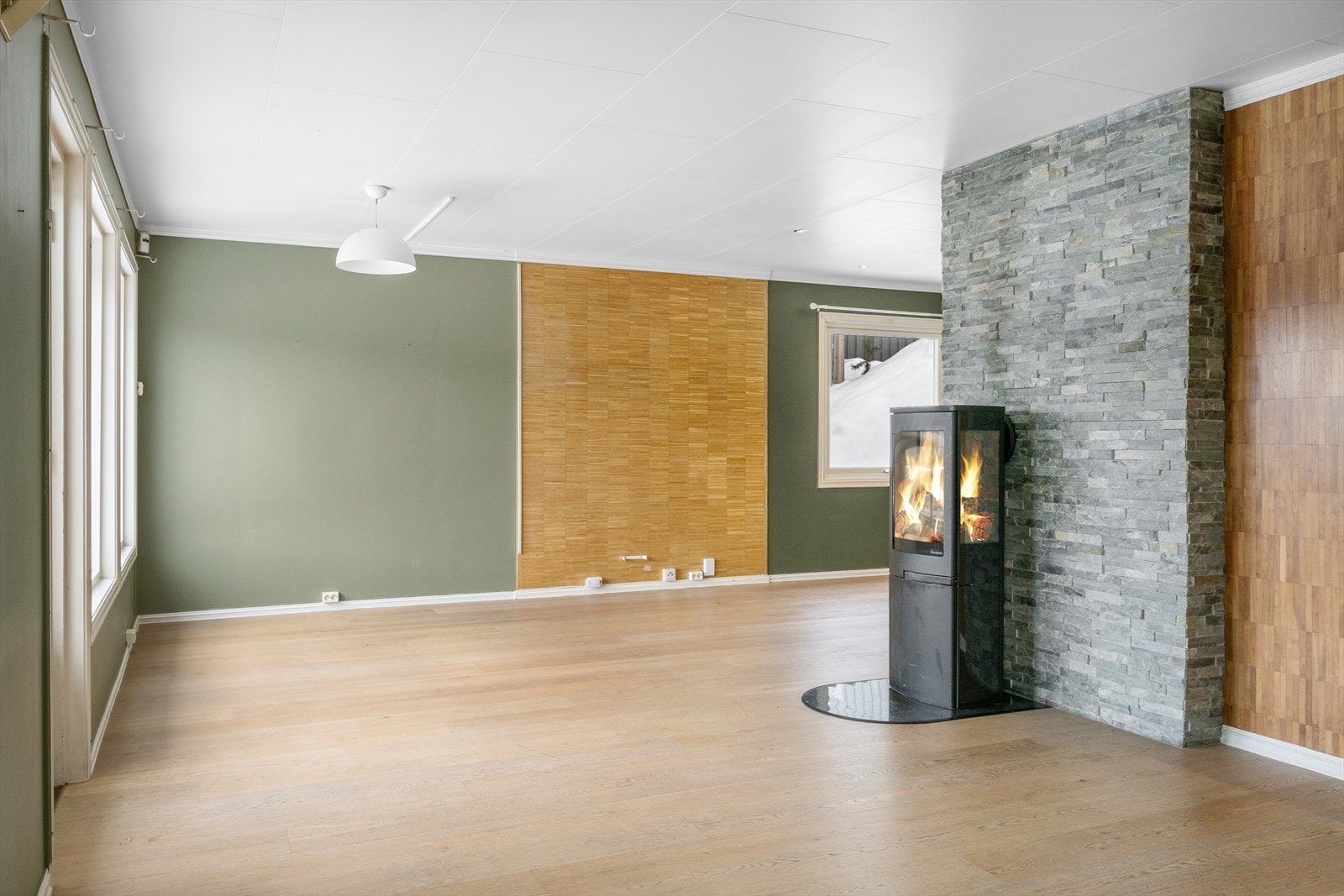 Her er det god plass til både sofagruppe med tilhørende medieløsning og spisebord. Galleribilde