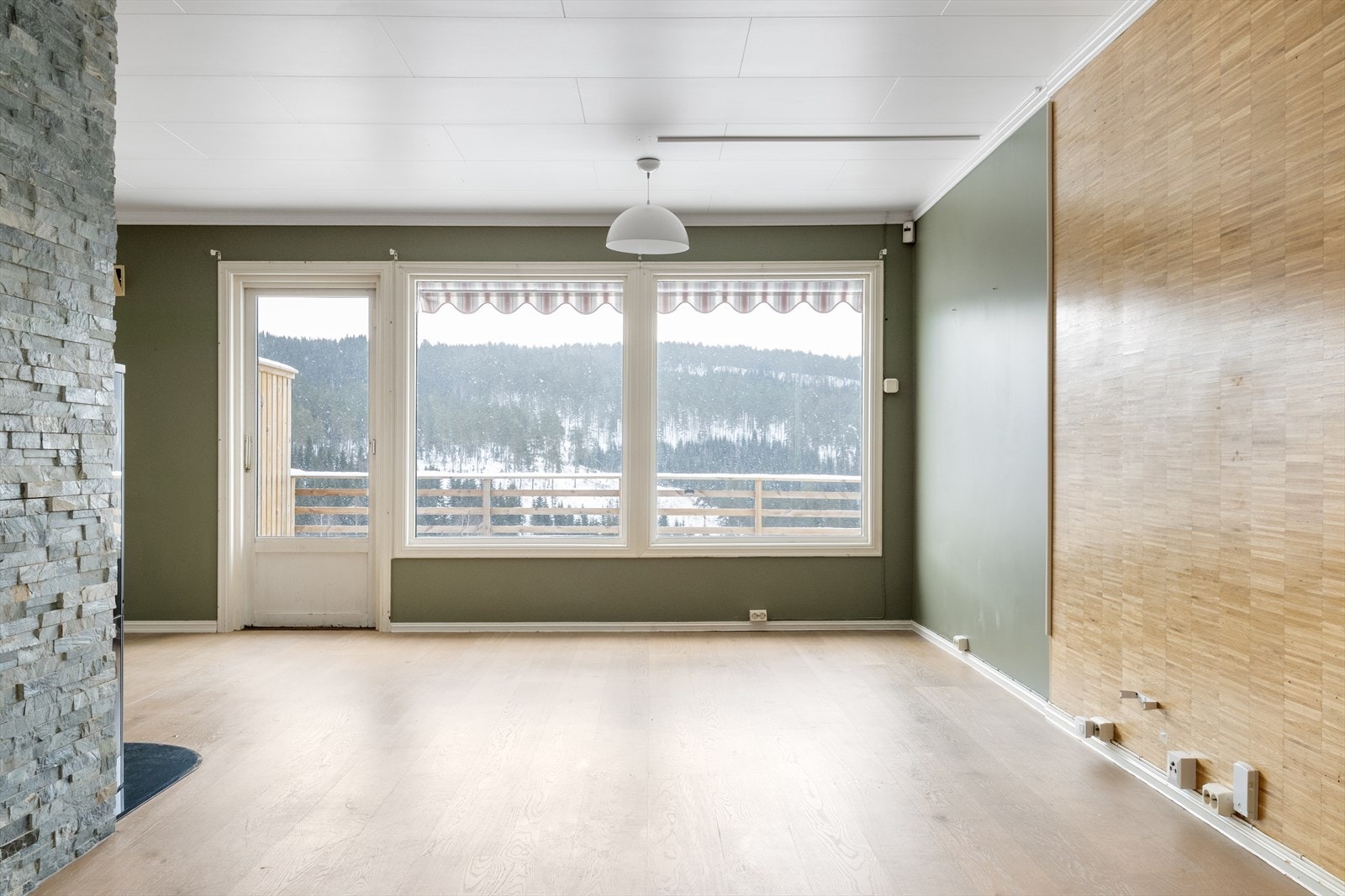 Fra stuen er det utgang til en stor terrasse med god plass til utemøbler. Galleribilde