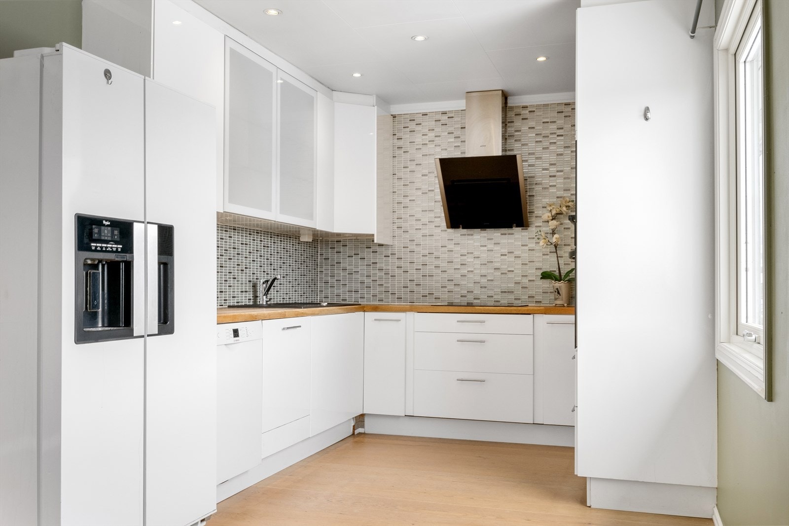 Innredningen fra 2012 er stilren med glatte fronter og benkeplate i heltre. Galleribilde