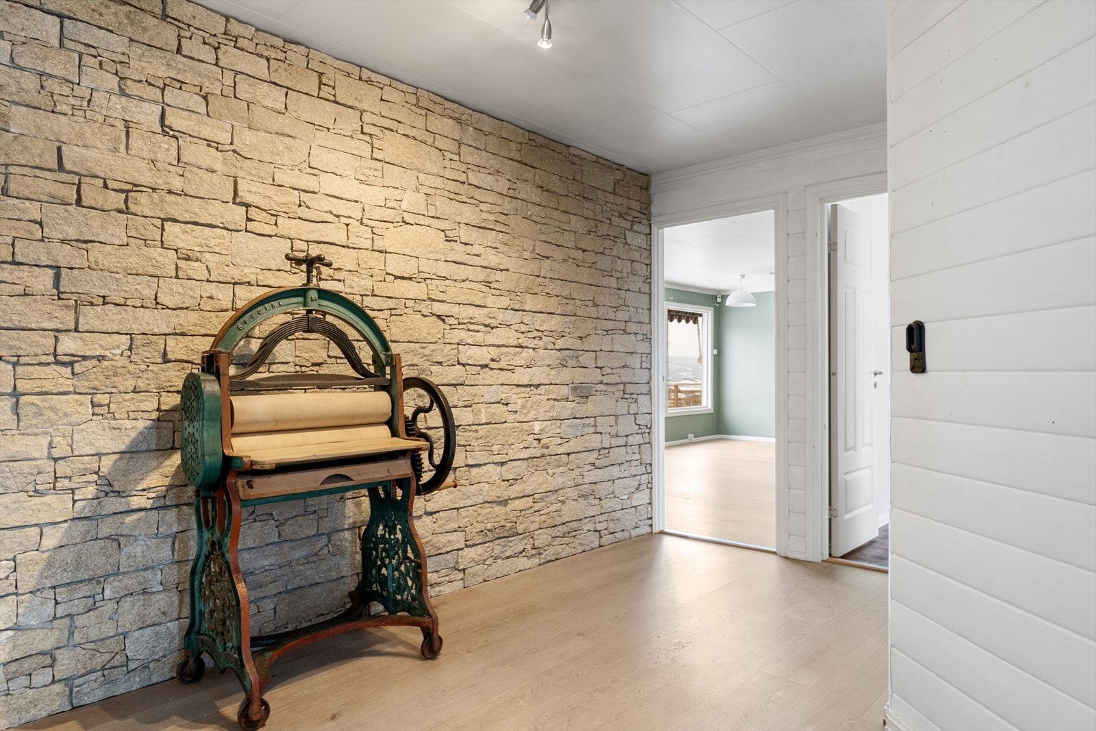 Entreen leder videre til hoveddelens øvrige rom. Galleribilde