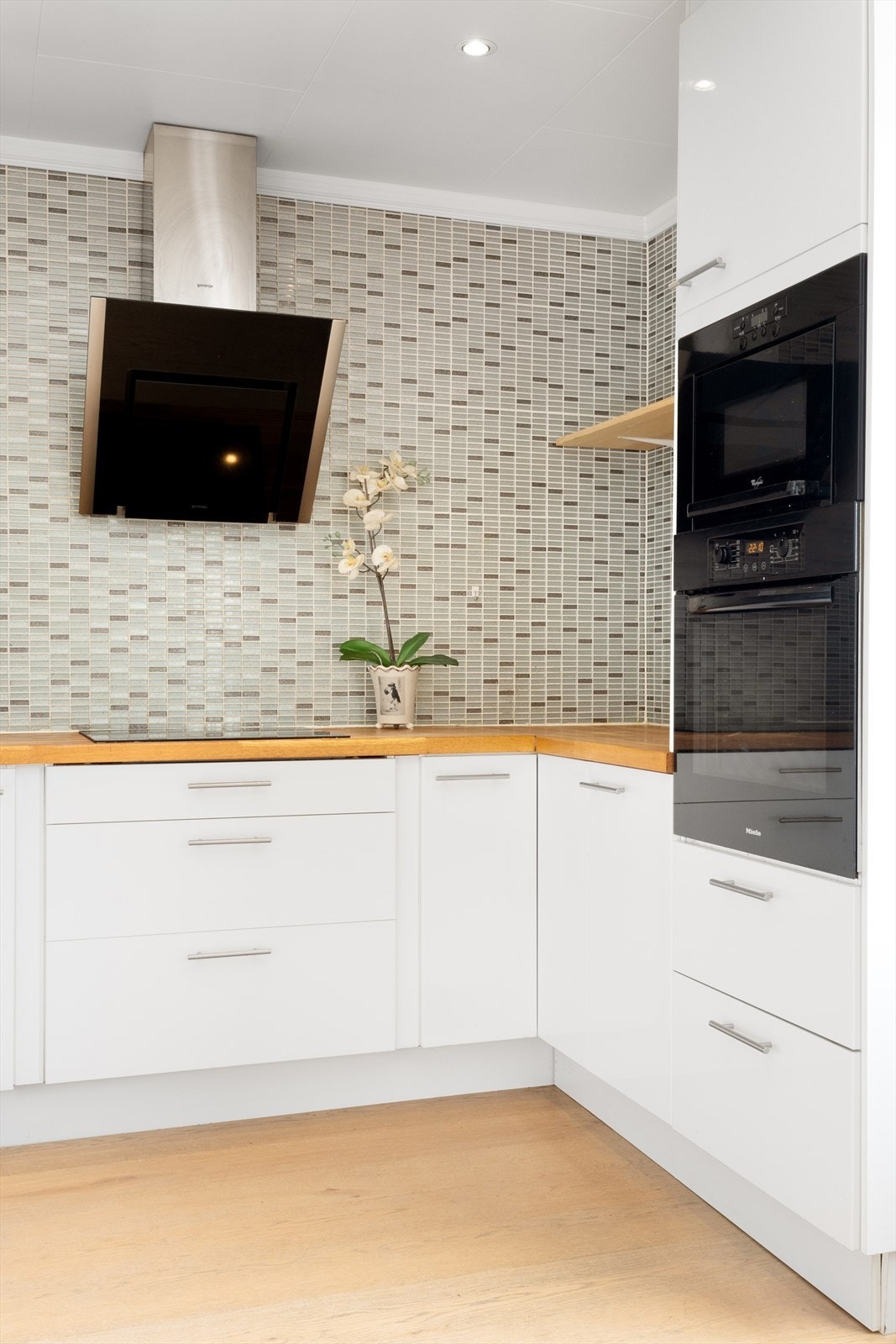 Kjøkkenet er utstyrt med en nedfelt induksjonstopp, integrert stekeovn, mikrobølgeovn og oppvaskmaskin. Galleribilde