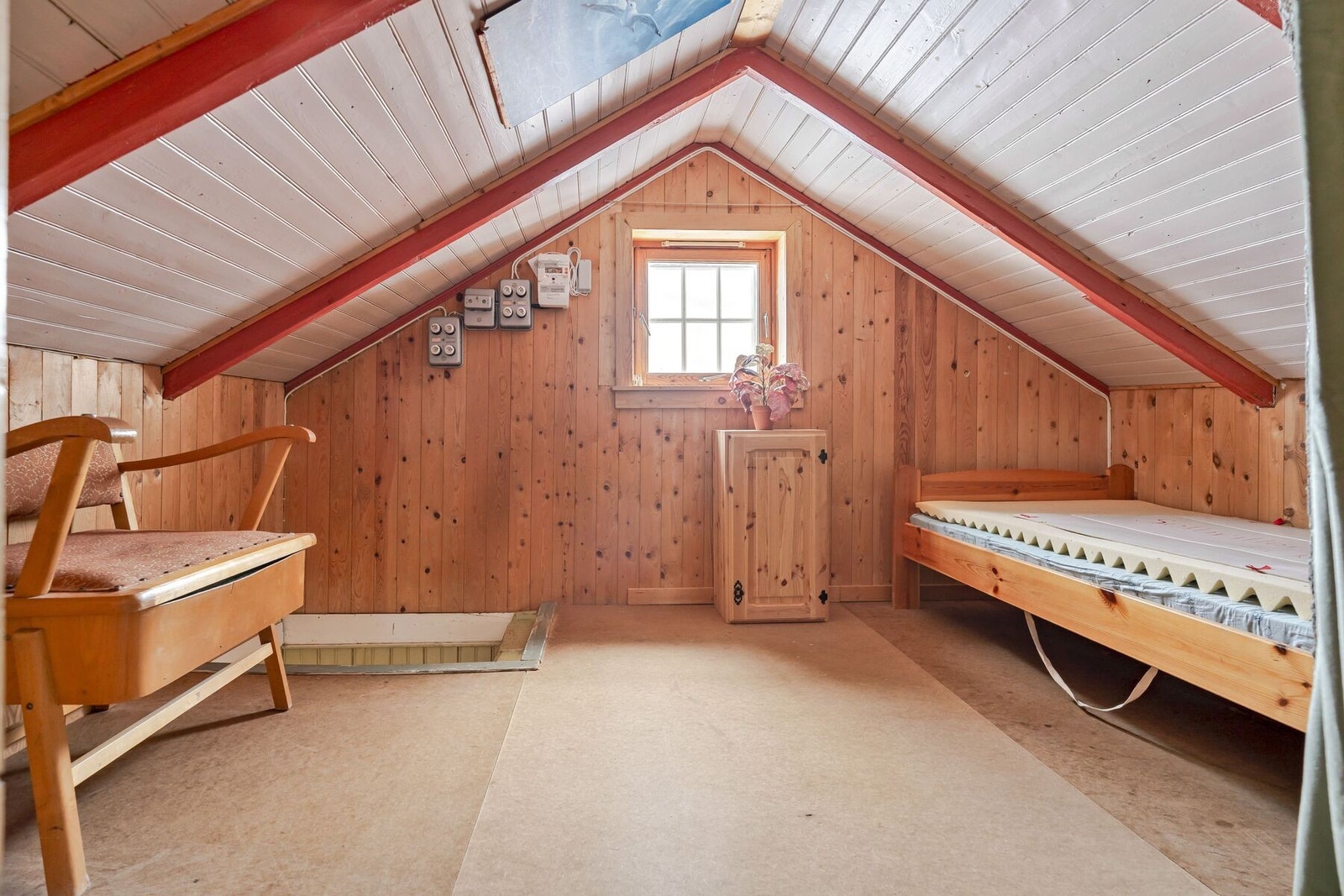 Soverom i 2 . etasje - Vi gjør oppmerksom på at rommet ikke har godkjent rømningsvei. Kjøper overtar ansvar, risiko og eventuell konsekvens Galleribilde