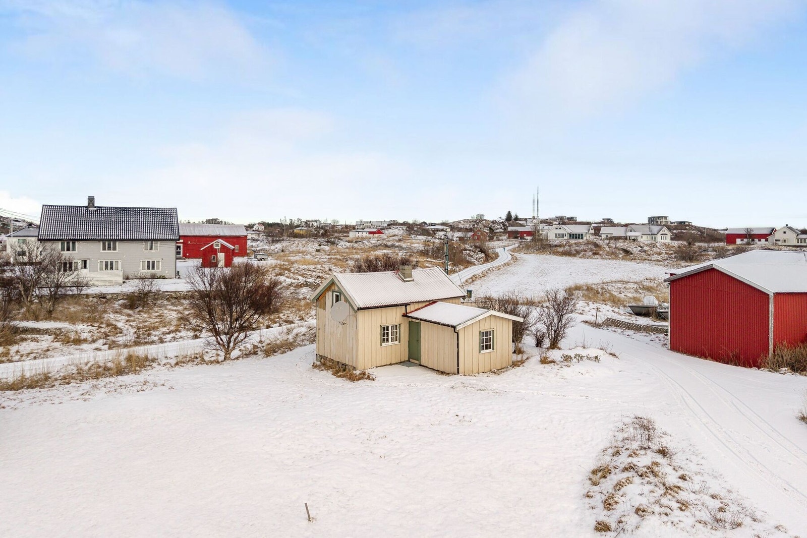 Eiendommen har naturtomt på 365 m² Galleribilde