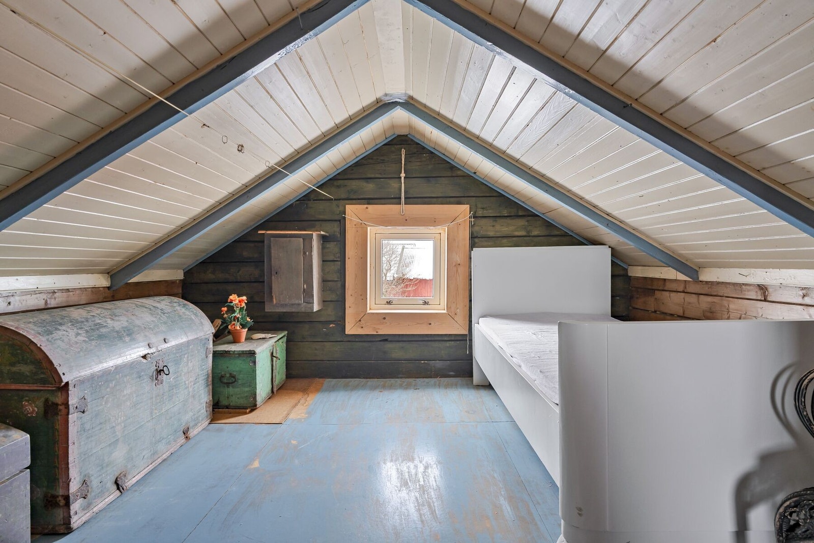 Soverom i 2 . etasje - Vi gjør oppmerksom på at rommet ikke har godkjent rømningsvei. Kjøper overtar ansvar, risiko og eventuell konsekvens Galleribilde