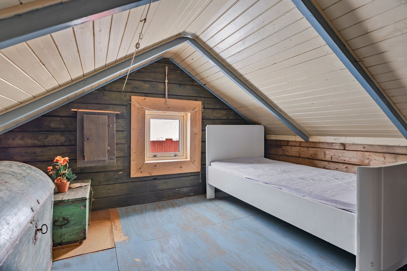 Soverom i 2 . etasje - Vi gjør oppmerksom på at rommet ikke har godkjent rømningsvei. Kjøper overtar ansvar, risiko og eventuell konsekvens Galleribilde