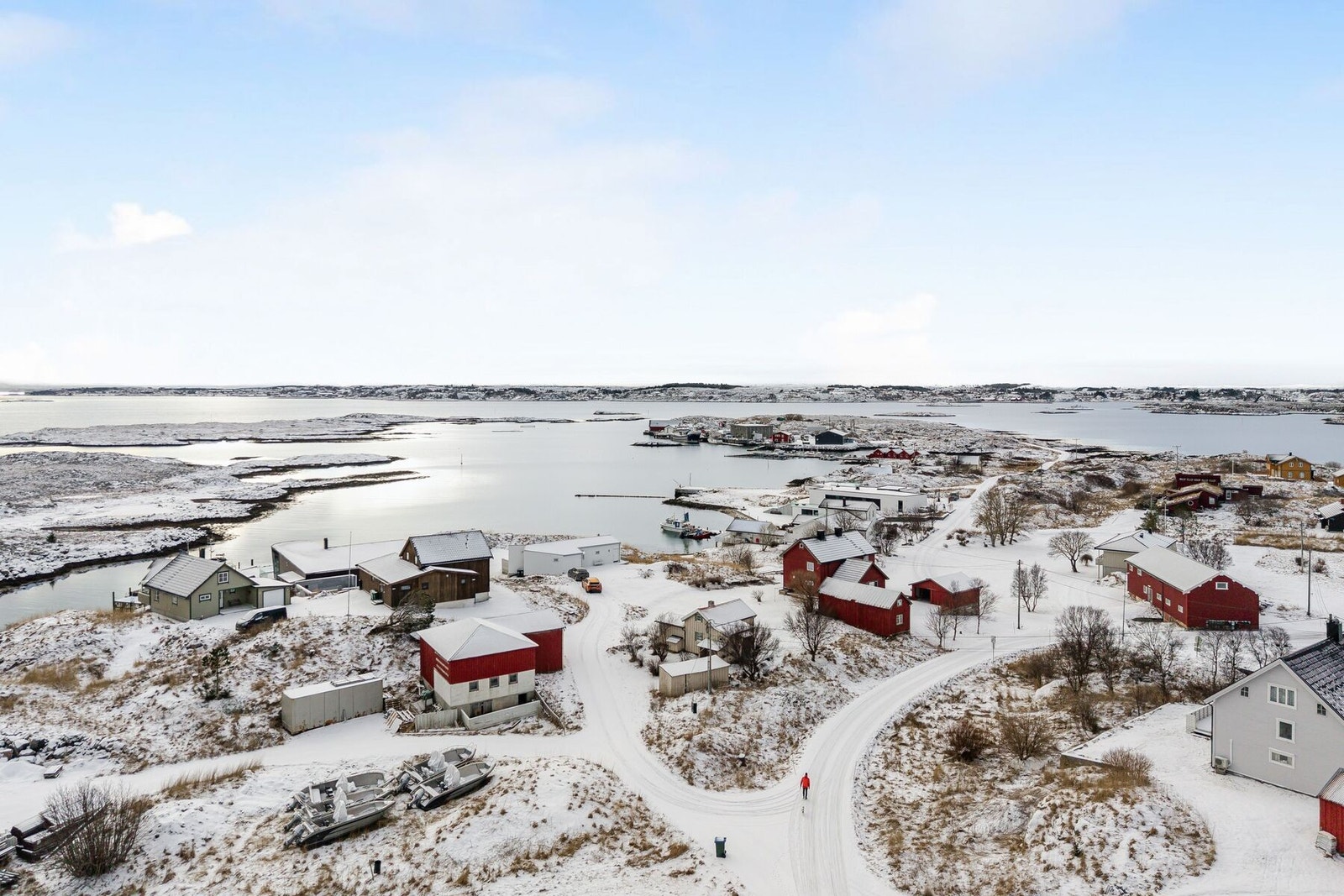 Det er oppført ett uthus med ukjent byggeår på eiendommen. Uthuset er på 11 m² og betegnes i følge tilstandsrapport som et bygg i dårlig forfatning Galleribilde