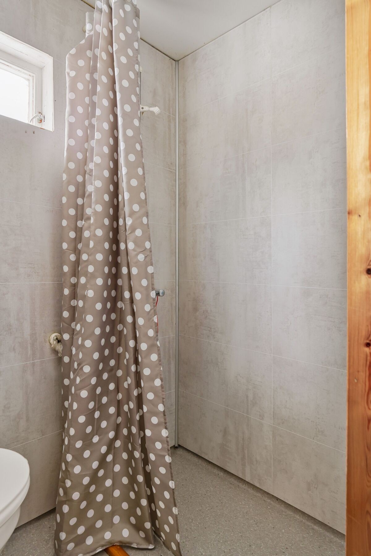 Badet er utstyrt med servant, dusjplass og toalett Galleribilde