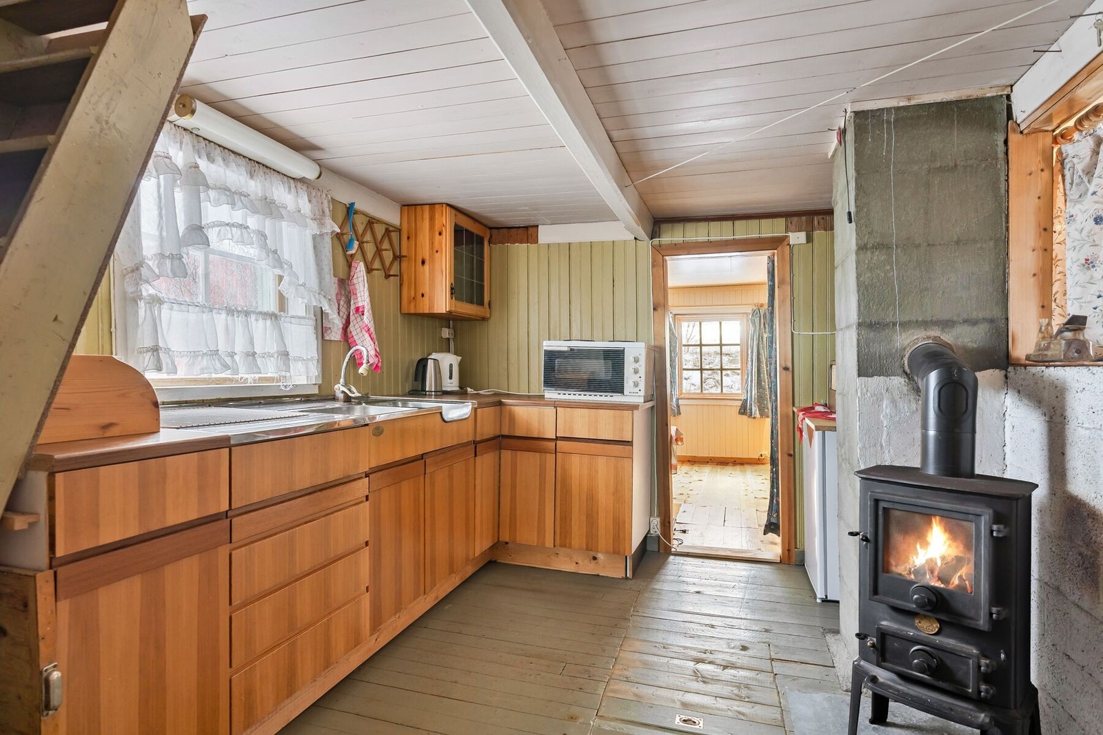 Det er installert vedovn på kjøkkenet Galleribilde