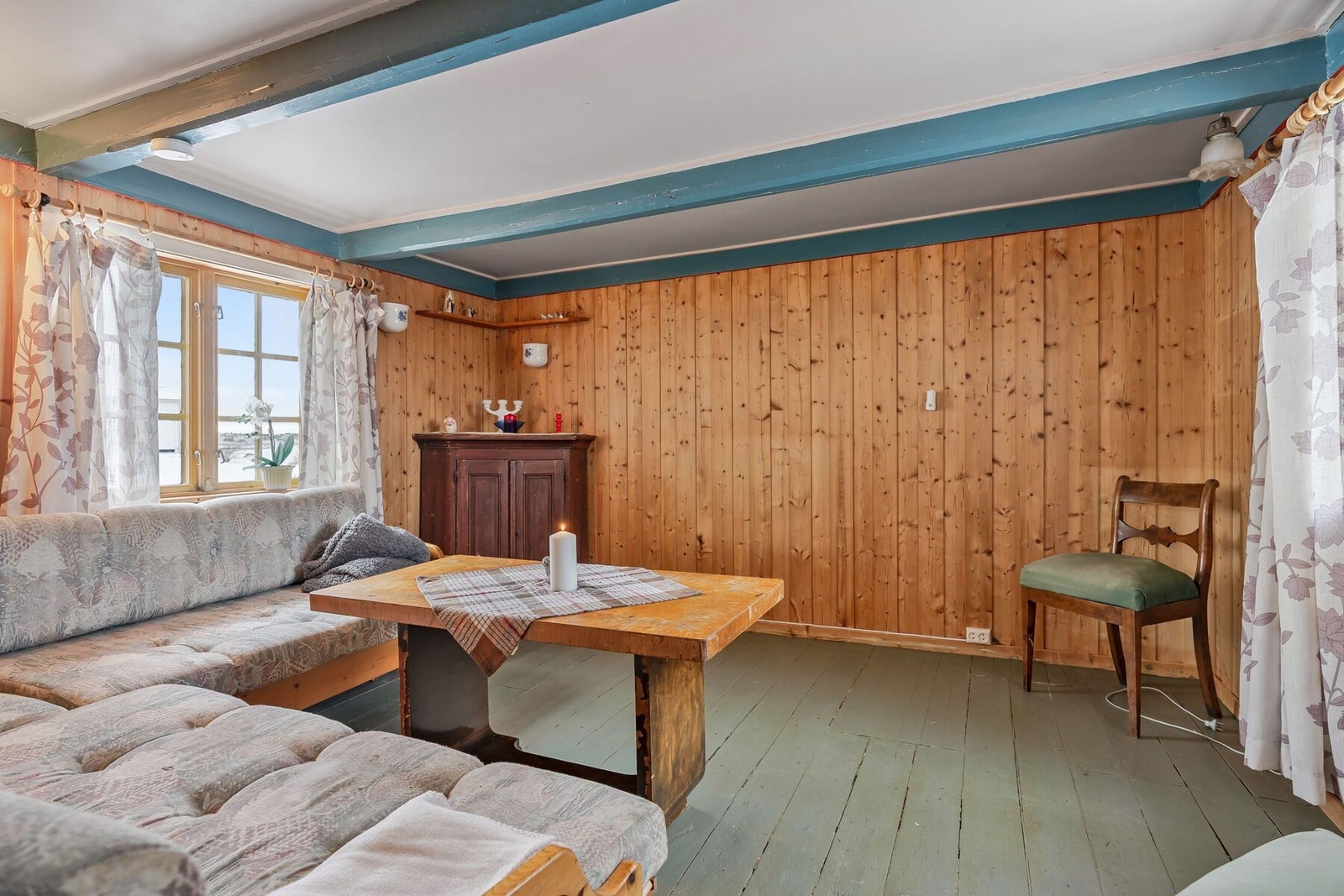 Hytta er oppført i 1831, tilbygd i 1987 Galleribilde