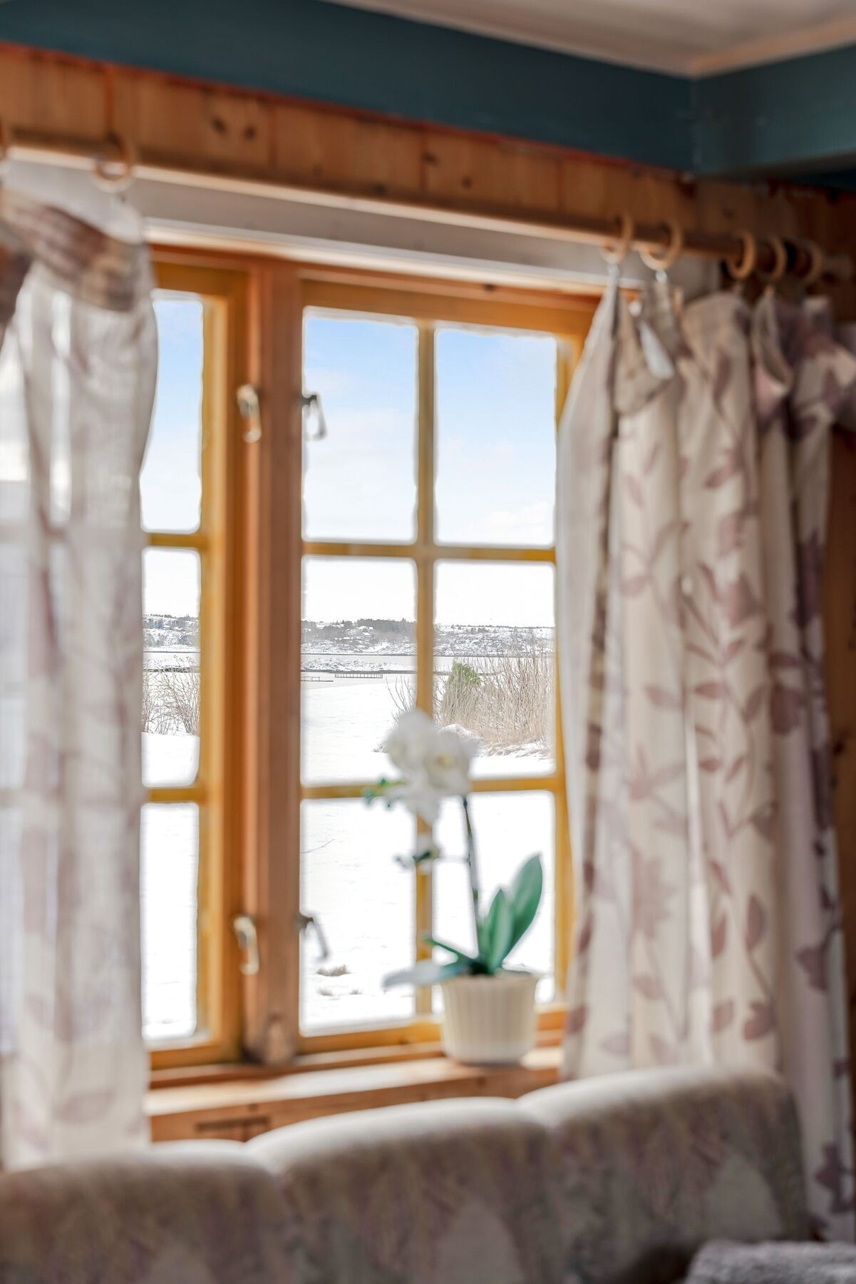 Fra stuen har man flott sjøutsikt Galleribilde