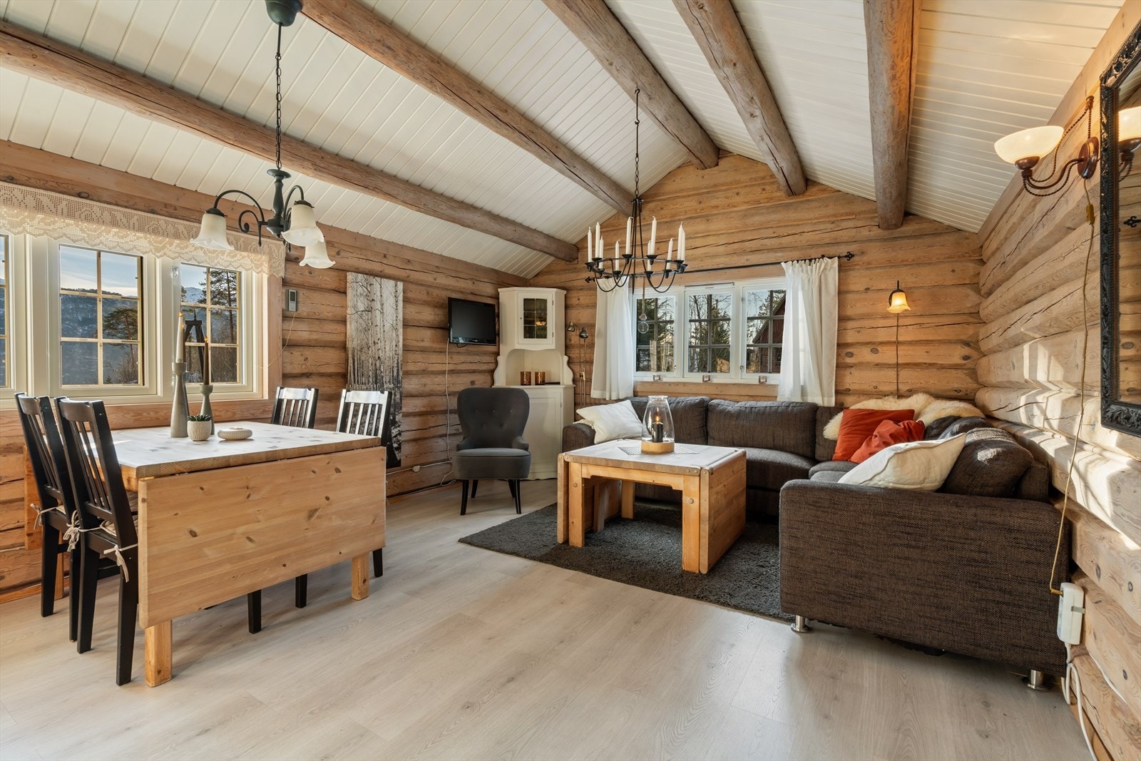 Koselig stue med en varm og tradisjonell følelse Galleribilde