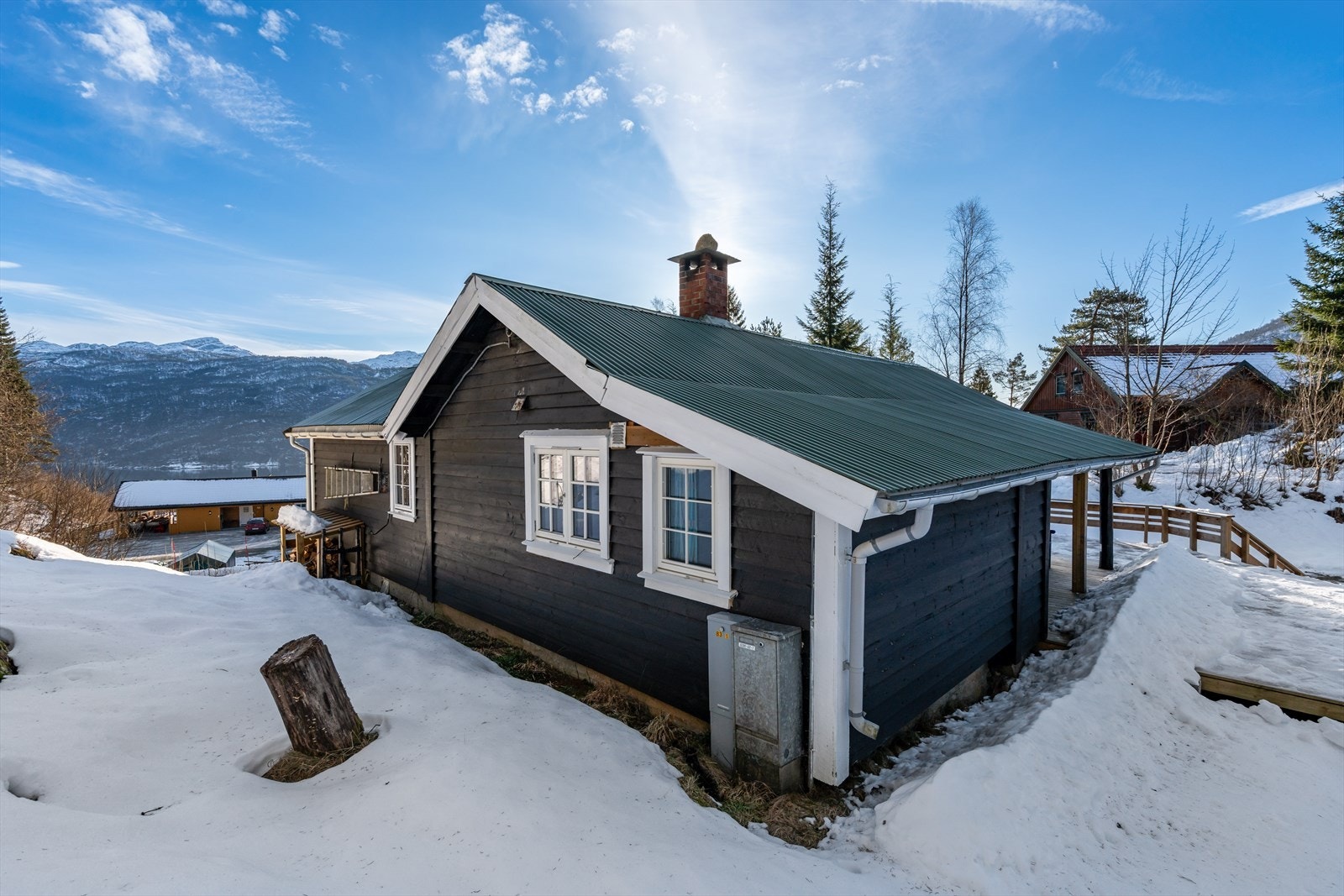 Beliggende på en høyde med utsikt til Saudasjøen Galleribilde