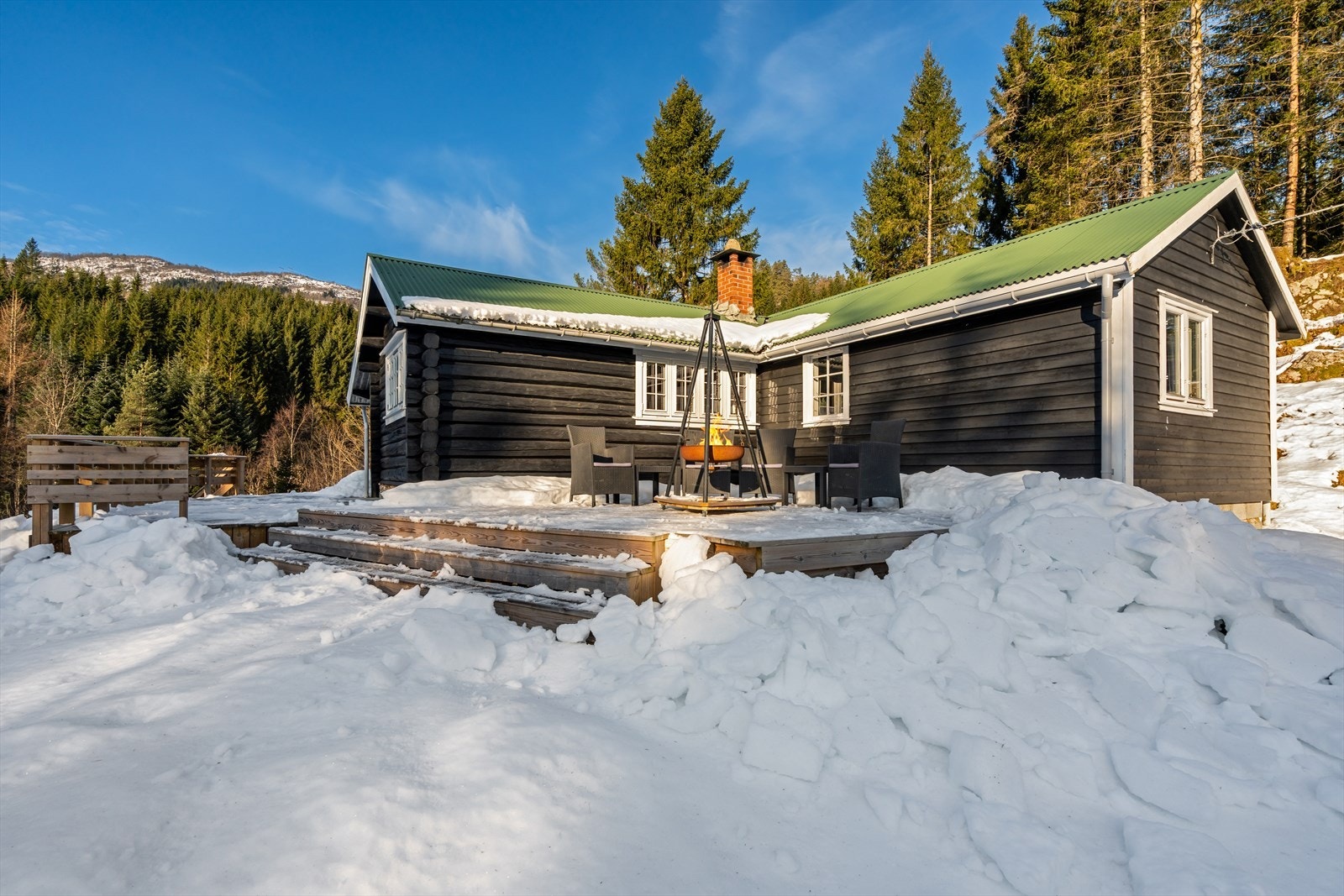 Her er det god plass til sittegruppe og bålpanne, perfekt for sosiale sammenkomster med venner og familie Galleribilde