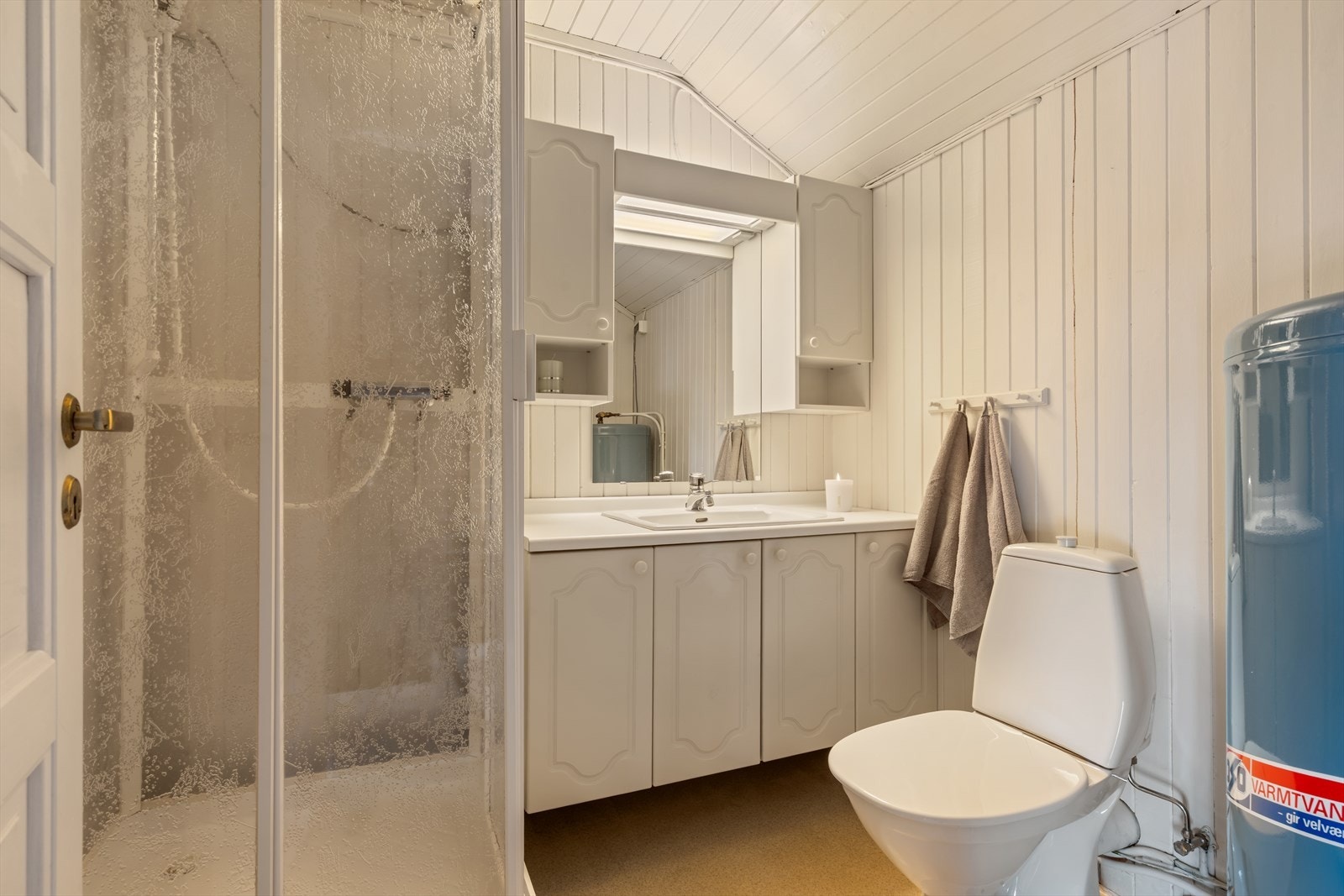 Baderom med dusjkabinett, servant og toalett Galleribilde