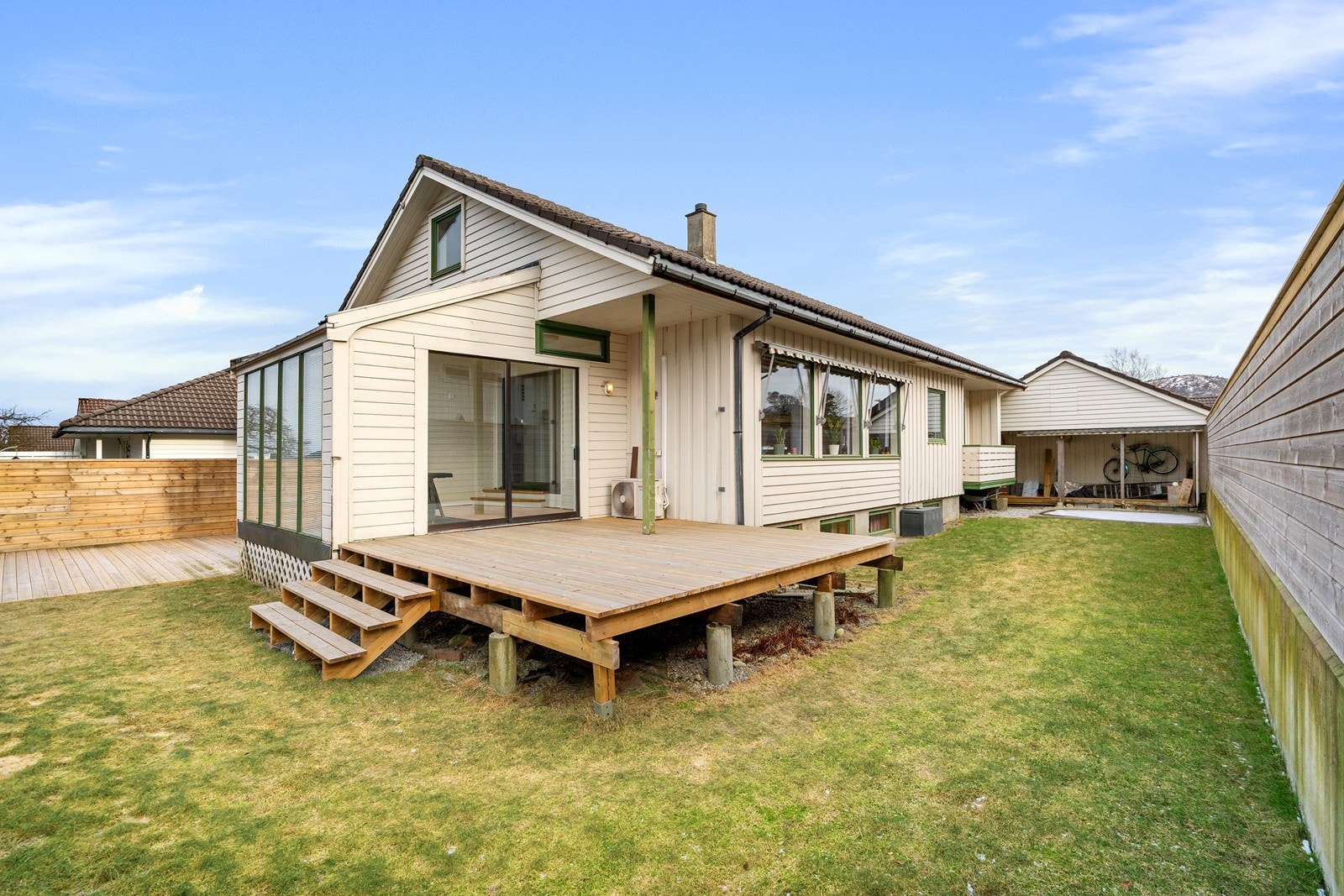 Romslig enebolig over tre plan med familievennlig tomt. Galleribilde