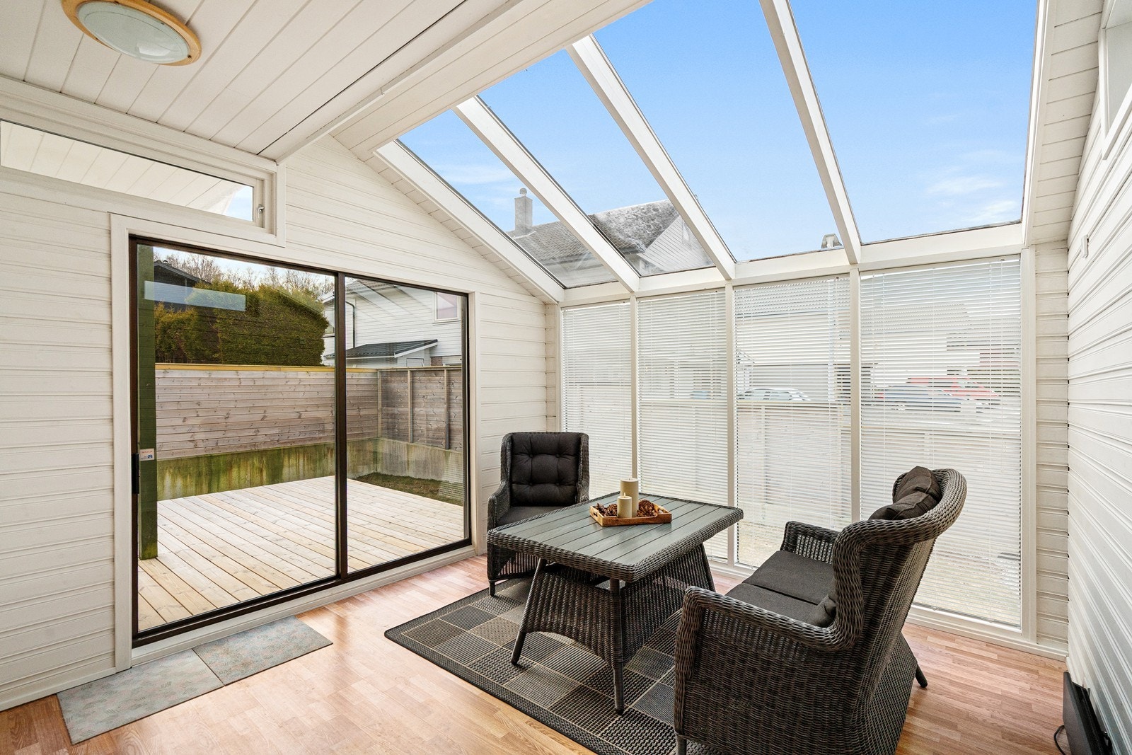 Glassvegger og tak gir vinterhagen en åpen og innbydende følelse. Galleribilde