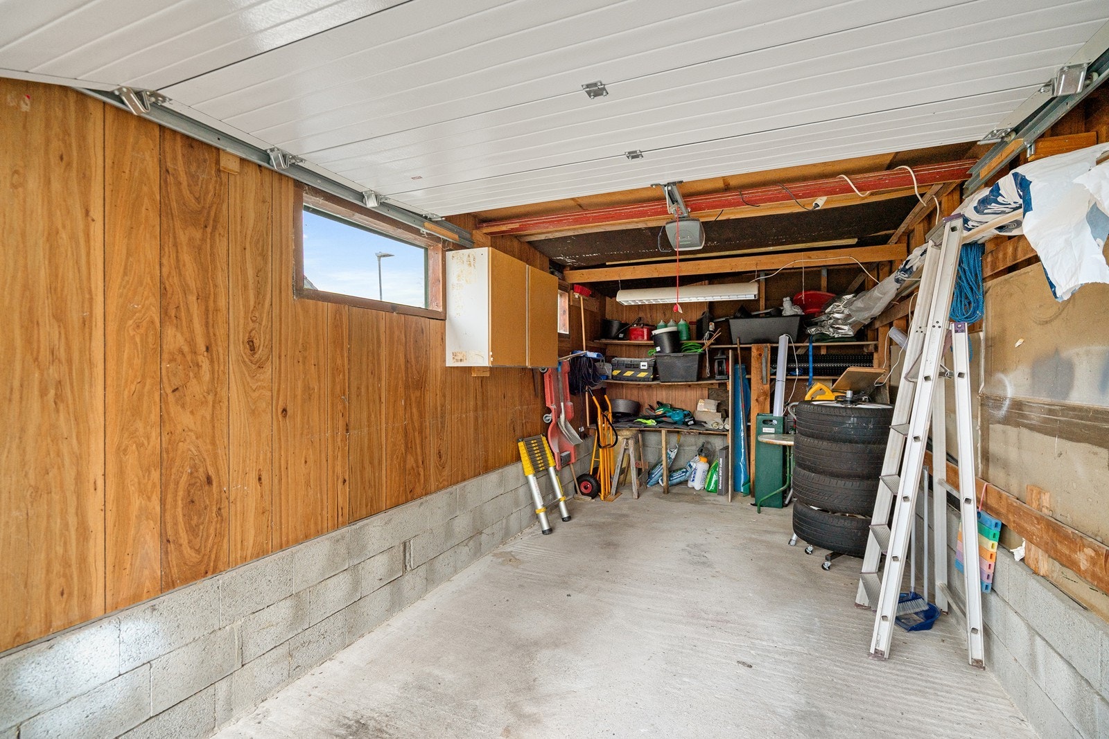 Garasje med elektrisk port. Galleribilde