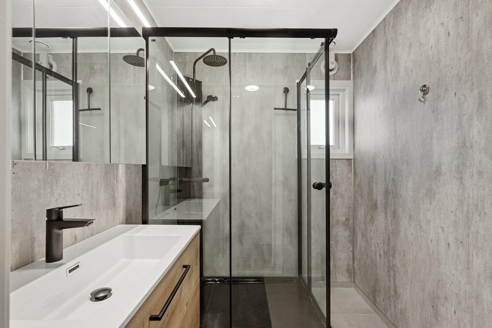 Bad med flislagt gulv og baderomspanel på veggene, renovert i 2025. Galleribilde