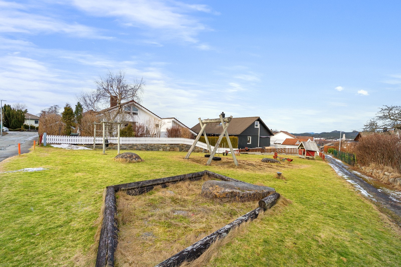 Grønt område med lekeplass gir rom for utendørs aktiviteter like utenfor hagen. Galleribilde