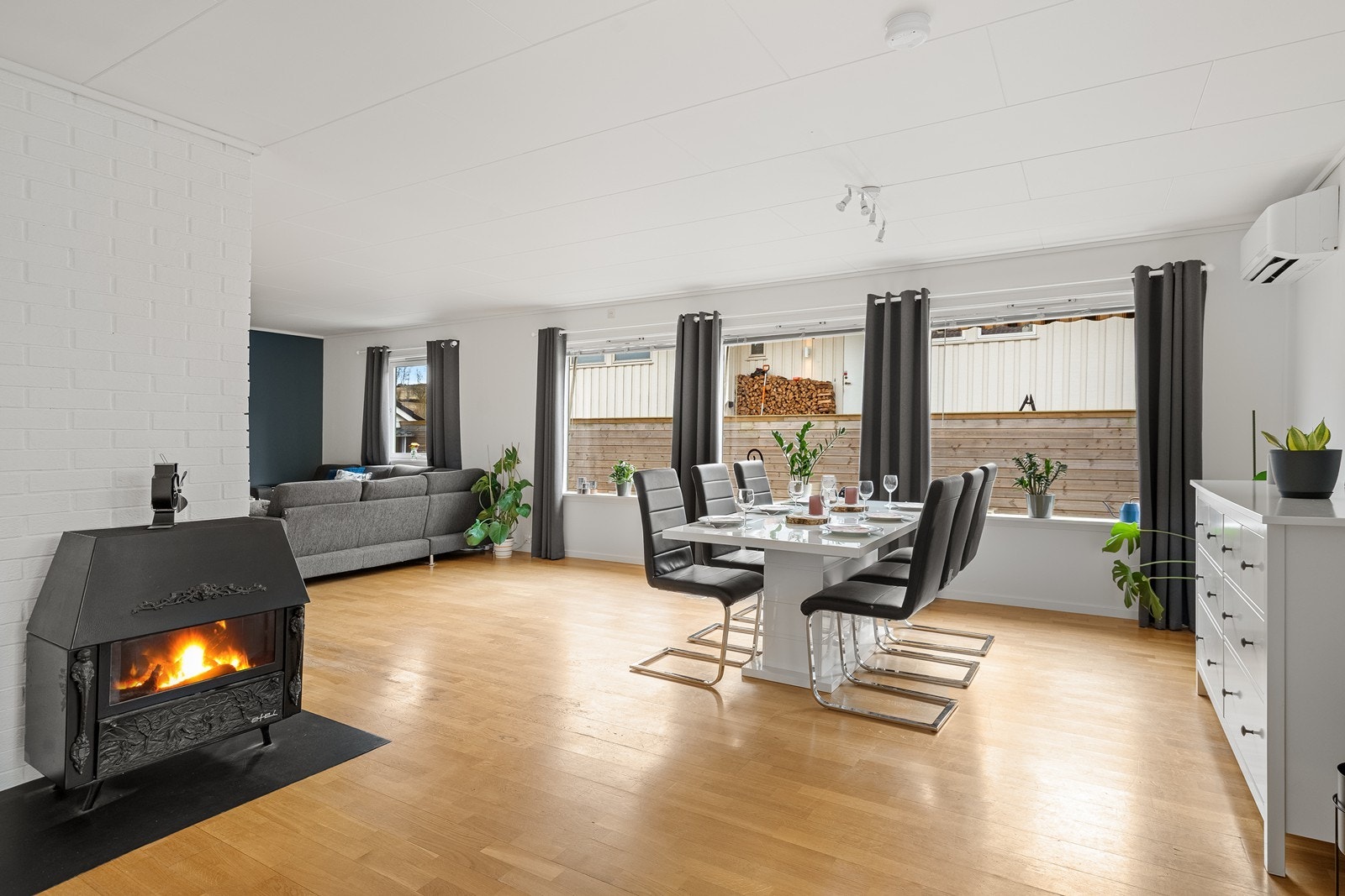 Lys og romslig stue med både peis og varmepumpe. Galleribilde