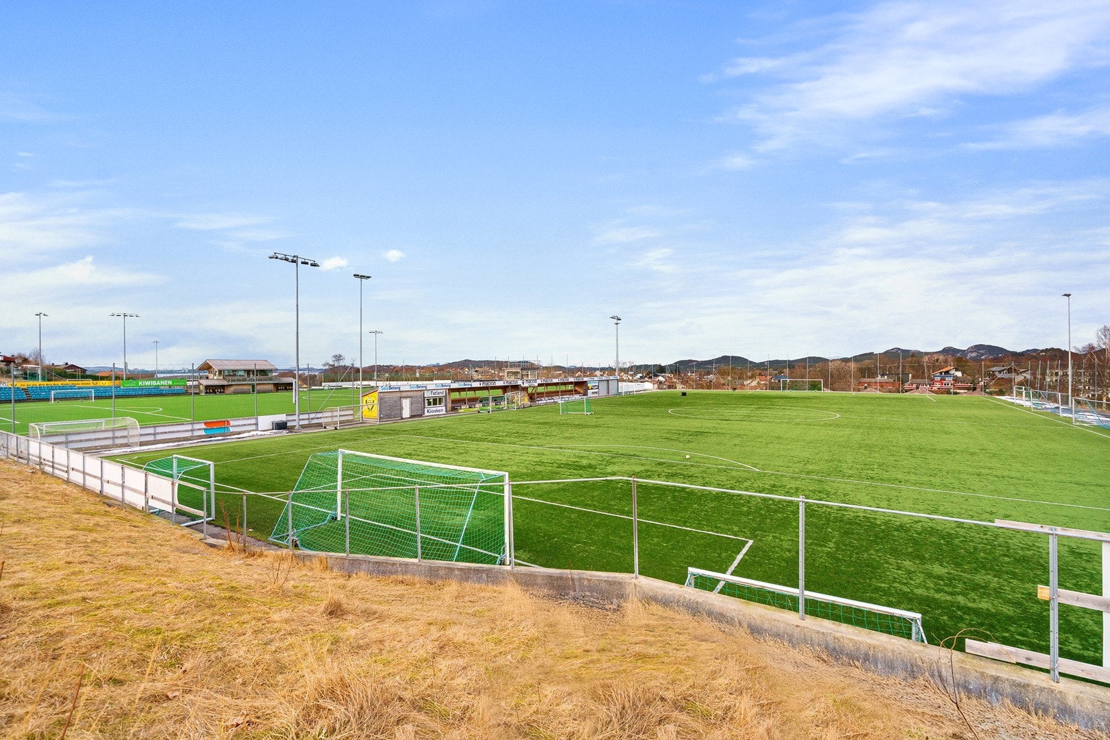 Kort vei til Riska stadion - ideelt for fotballglade barn. Galleribilde